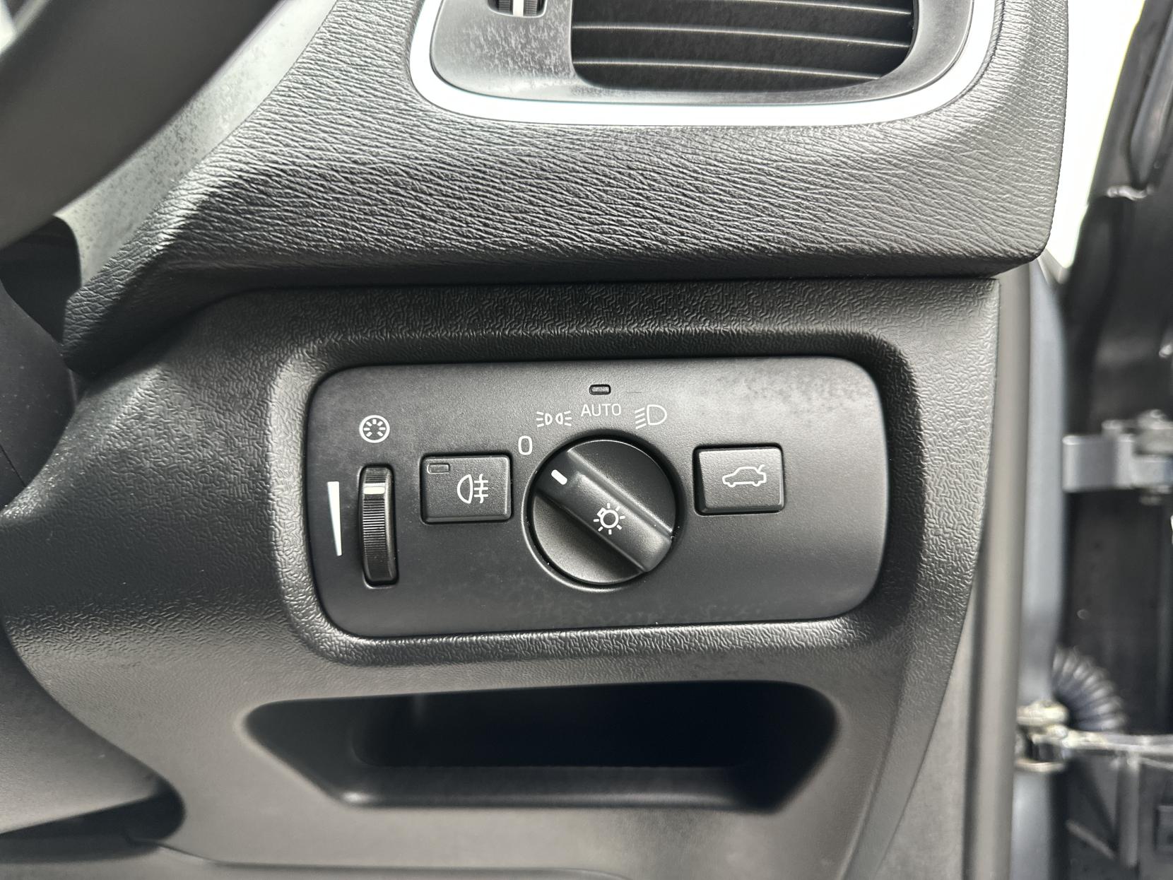 Volvo V40 2.0 D3 R-Design Pro Hatchback 5dr Diesel Auto Euro 6 (s/s) (150 ps)