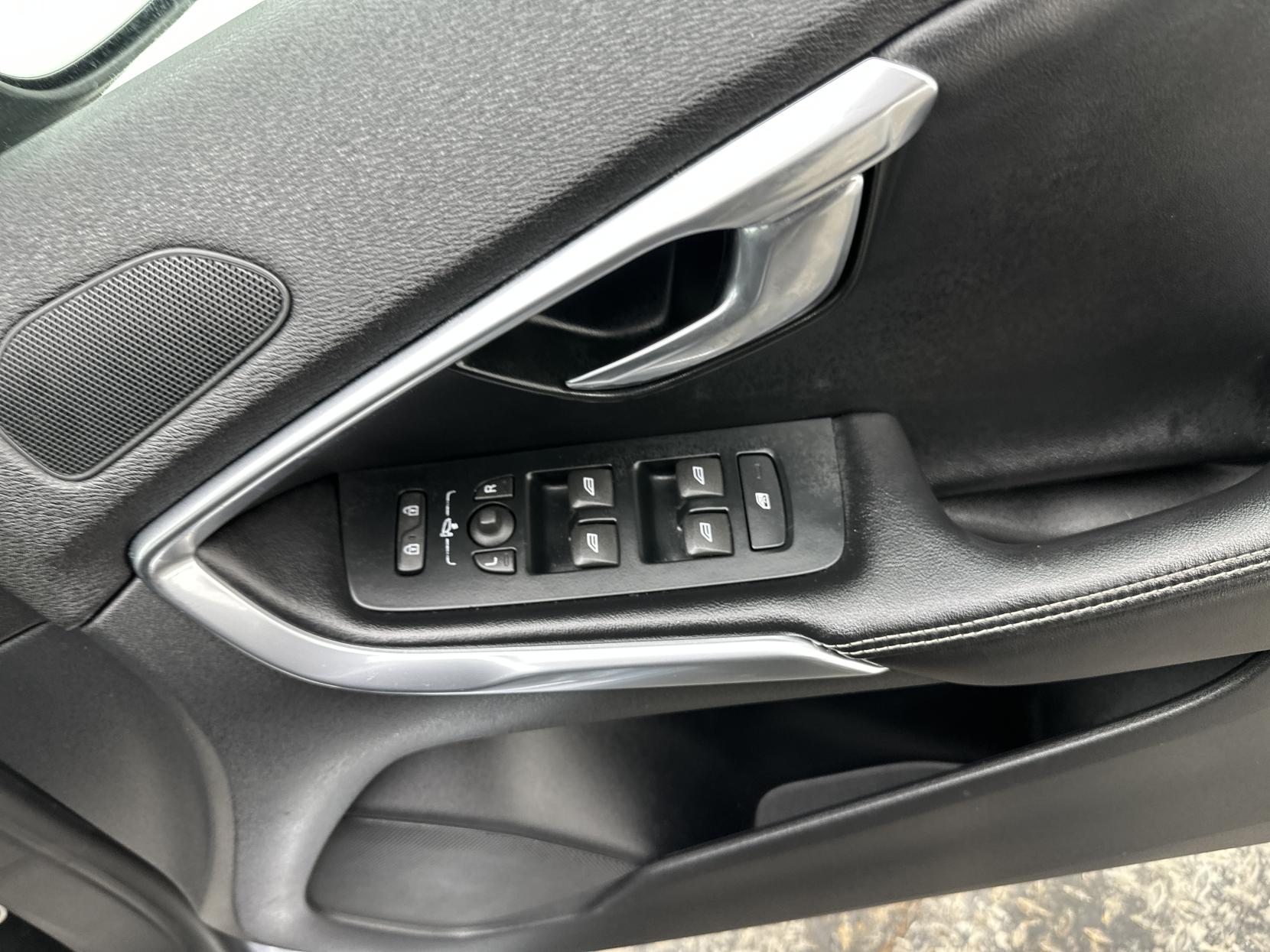 Volvo V40 2.0 D3 R-Design Pro Hatchback 5dr Diesel Auto Euro 6 (s/s) (150 ps)