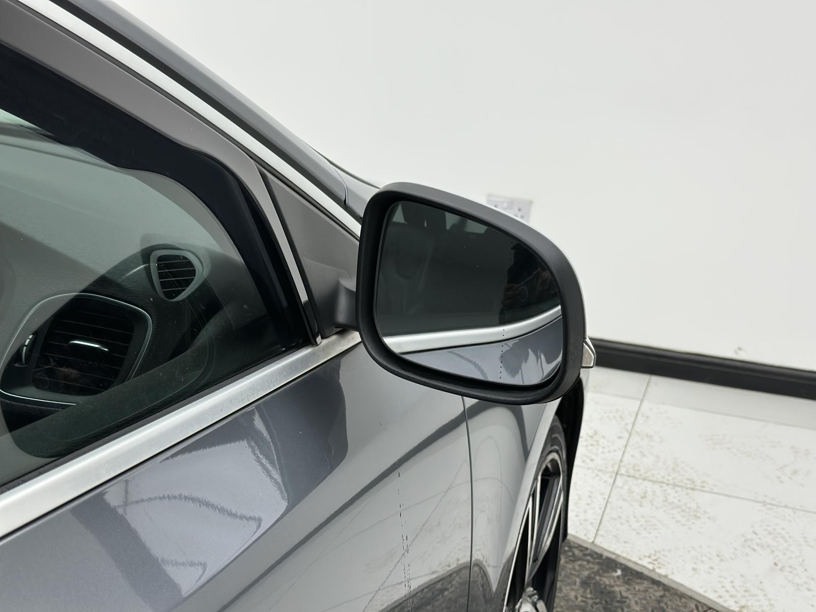 Volvo V40 2.0 D3 R-Design Pro Hatchback 5dr Diesel Auto Euro 6 (s/s) (150 ps)