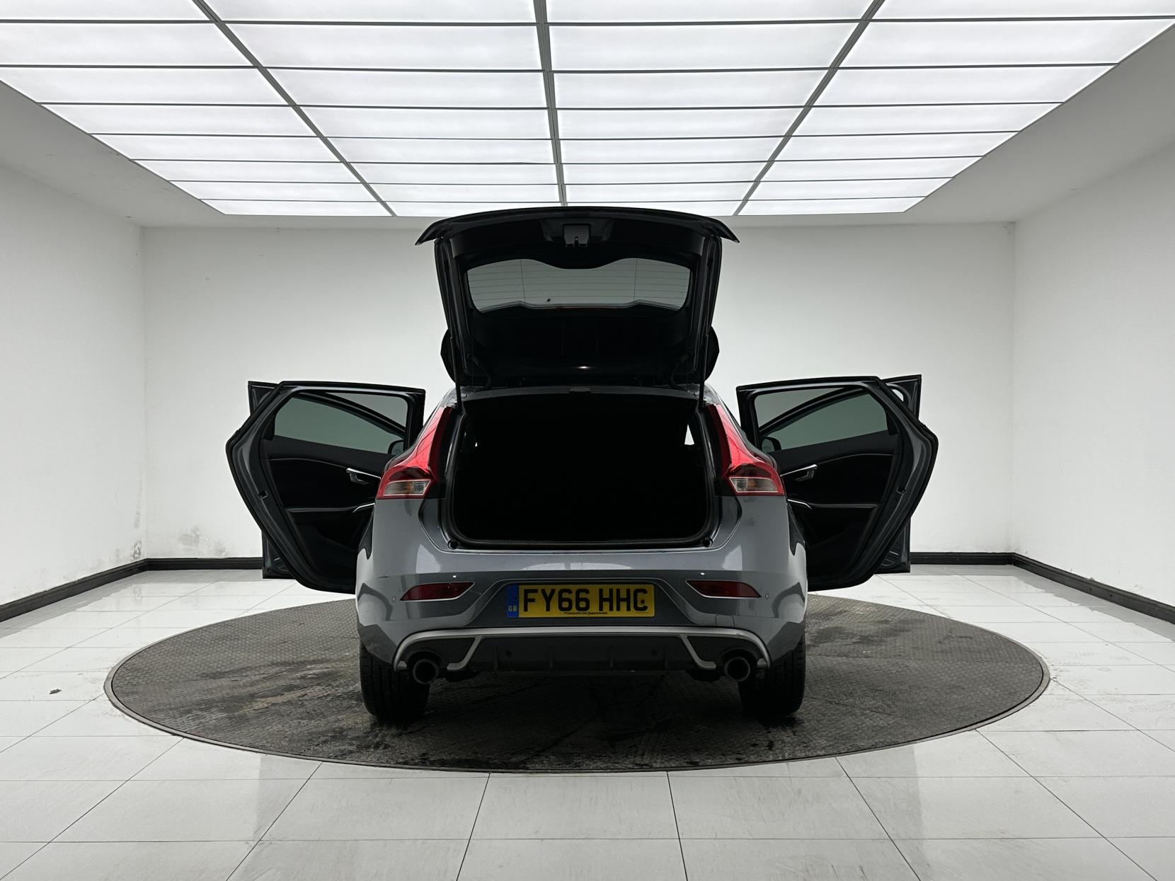 Volvo V40 2.0 D3 R-Design Pro Hatchback 5dr Diesel Auto Euro 6 (s/s) (150 ps)