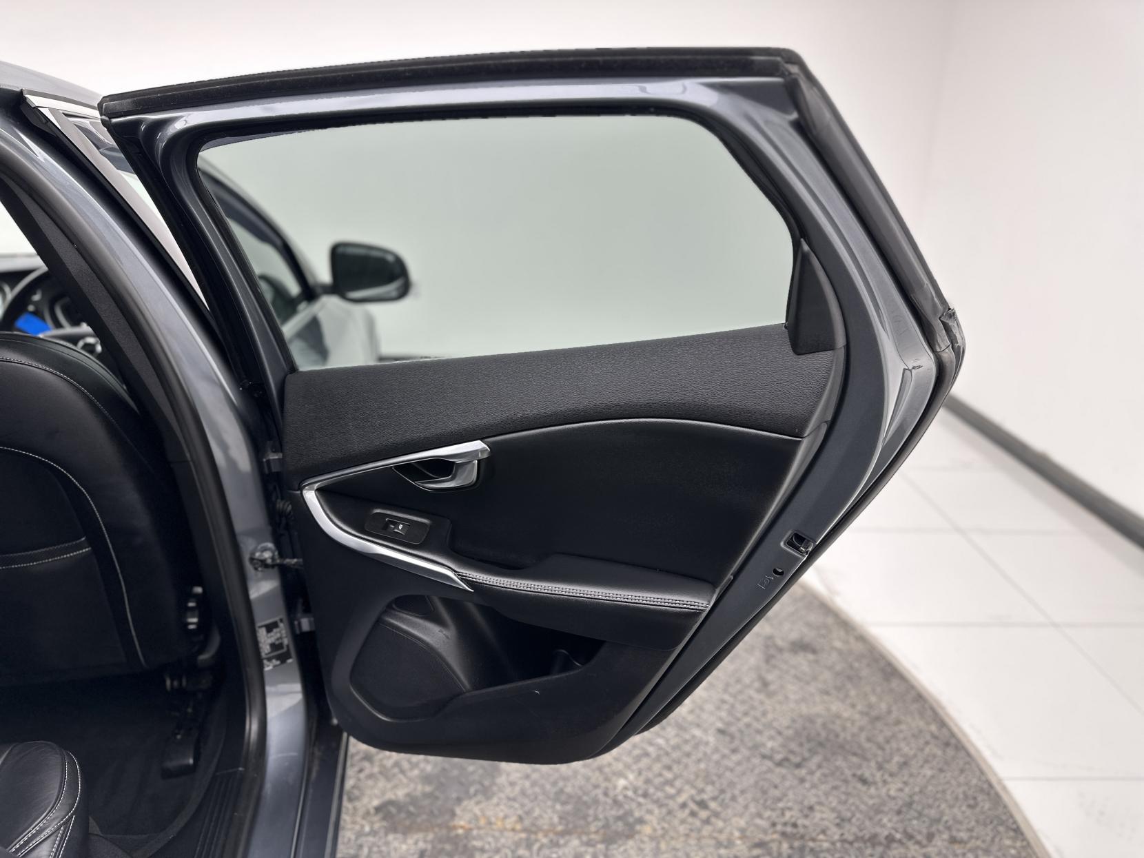 Volvo V40 2.0 D3 R-Design Pro Hatchback 5dr Diesel Auto Euro 6 (s/s) (150 ps)