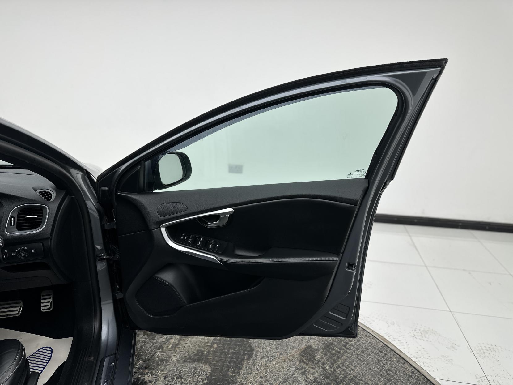 Volvo V40 2.0 D3 R-Design Pro Hatchback 5dr Diesel Auto Euro 6 (s/s) (150 ps)