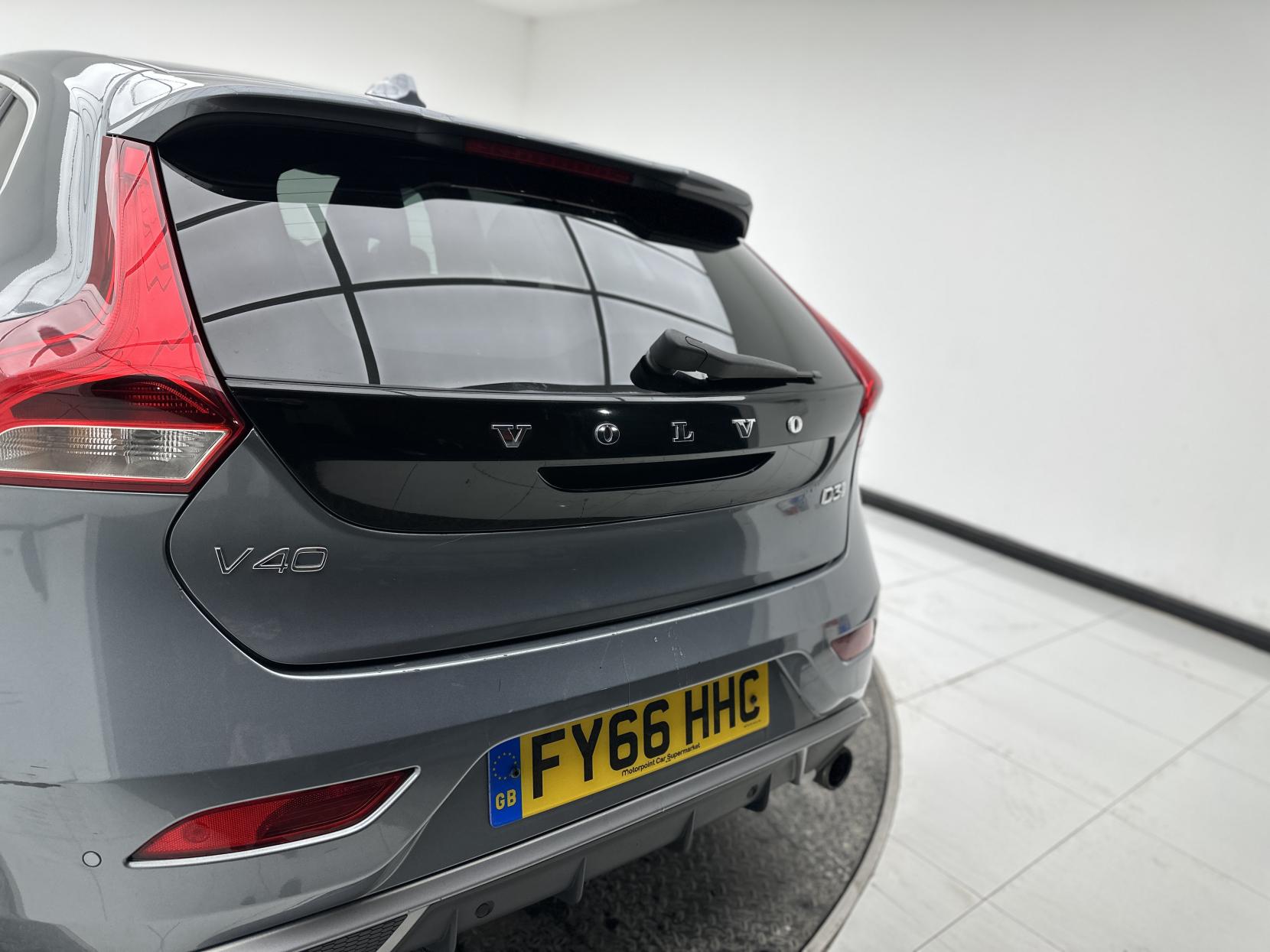 Volvo V40 2.0 D3 R-Design Pro Hatchback 5dr Diesel Auto Euro 6 (s/s) (150 ps)