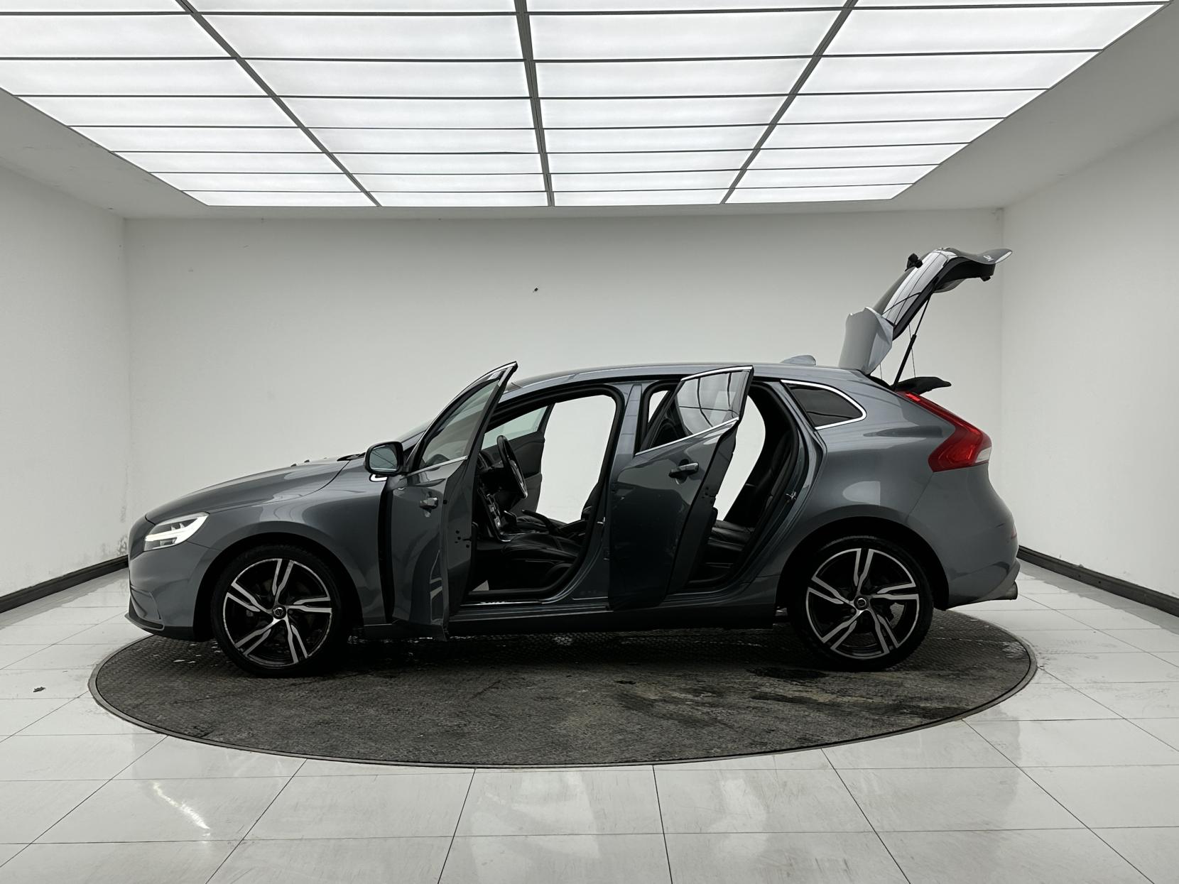 Volvo V40 2.0 D3 R-Design Pro Hatchback 5dr Diesel Auto Euro 6 (s/s) (150 ps)