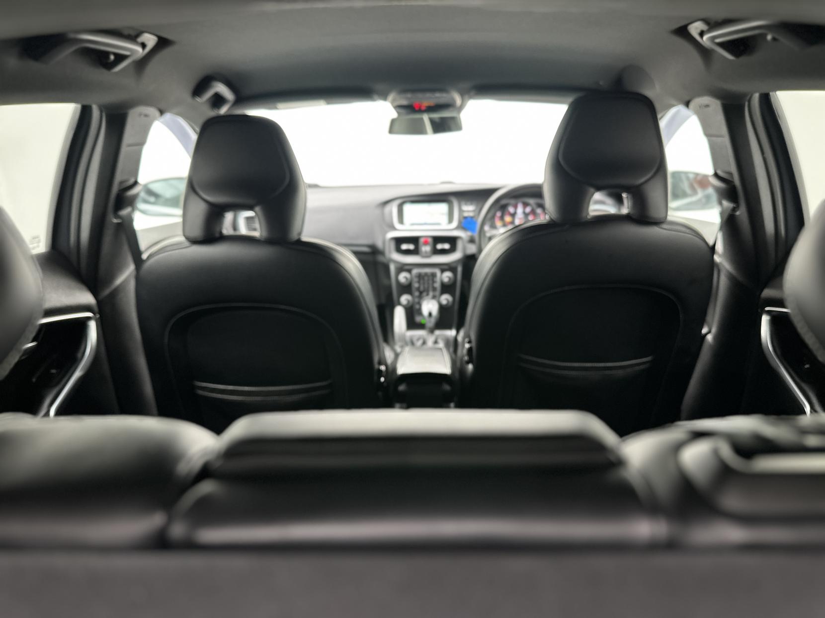 Volvo V40 2.0 D3 R-Design Pro Hatchback 5dr Diesel Auto Euro 6 (s/s) (150 ps)