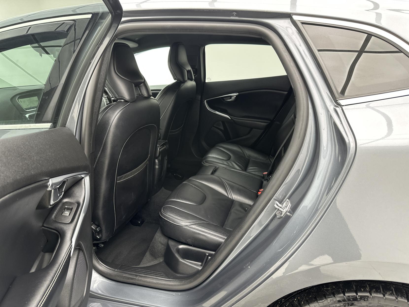 Volvo V40 2.0 D3 R-Design Pro Hatchback 5dr Diesel Auto Euro 6 (s/s) (150 ps)