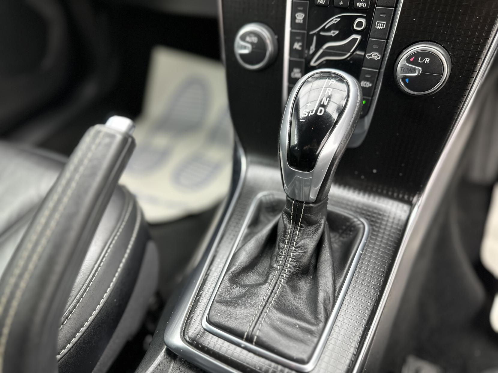 Volvo V40 2.0 D3 R-Design Pro Hatchback 5dr Diesel Auto Euro 6 (s/s) (150 ps)