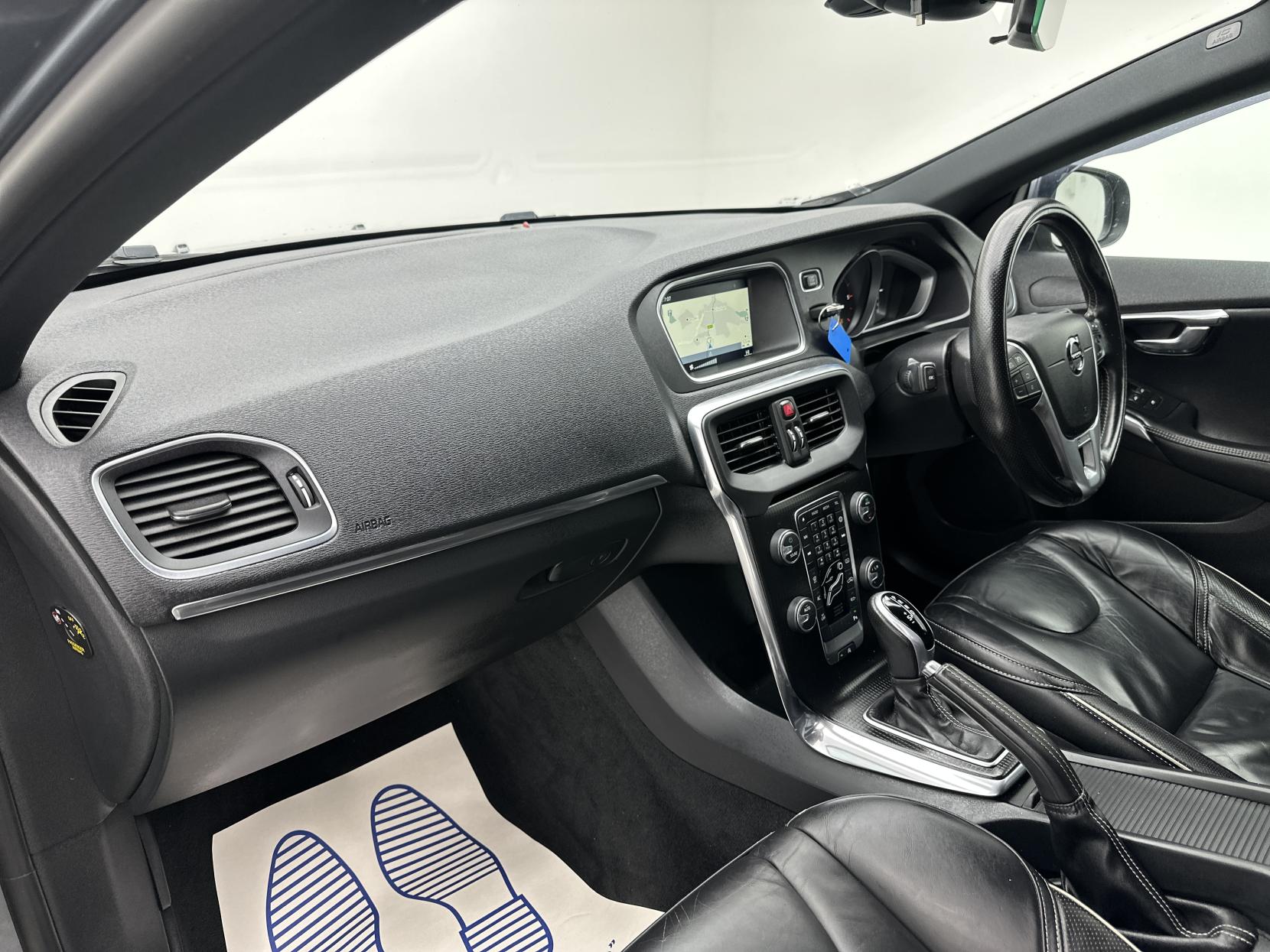 Volvo V40 2.0 D3 R-Design Pro Hatchback 5dr Diesel Auto Euro 6 (s/s) (150 ps)