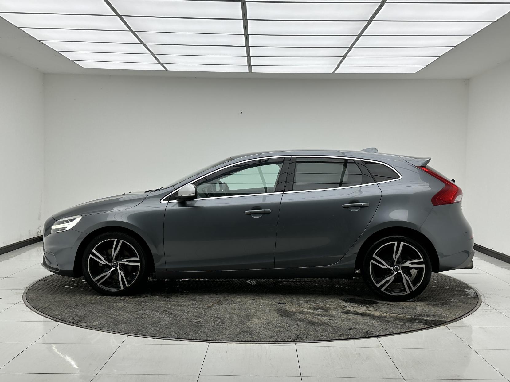 Volvo V40 2.0 D3 R-Design Pro Hatchback 5dr Diesel Auto Euro 6 (s/s) (150 ps)
