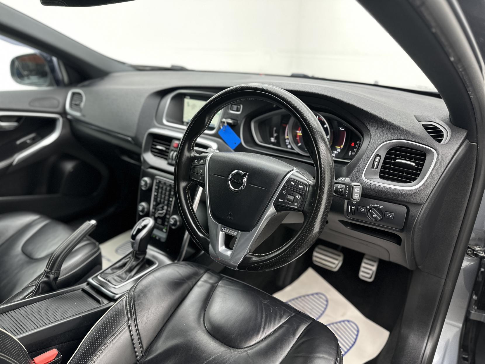 Volvo V40 2.0 D3 R-Design Pro Hatchback 5dr Diesel Auto Euro 6 (s/s) (150 ps)