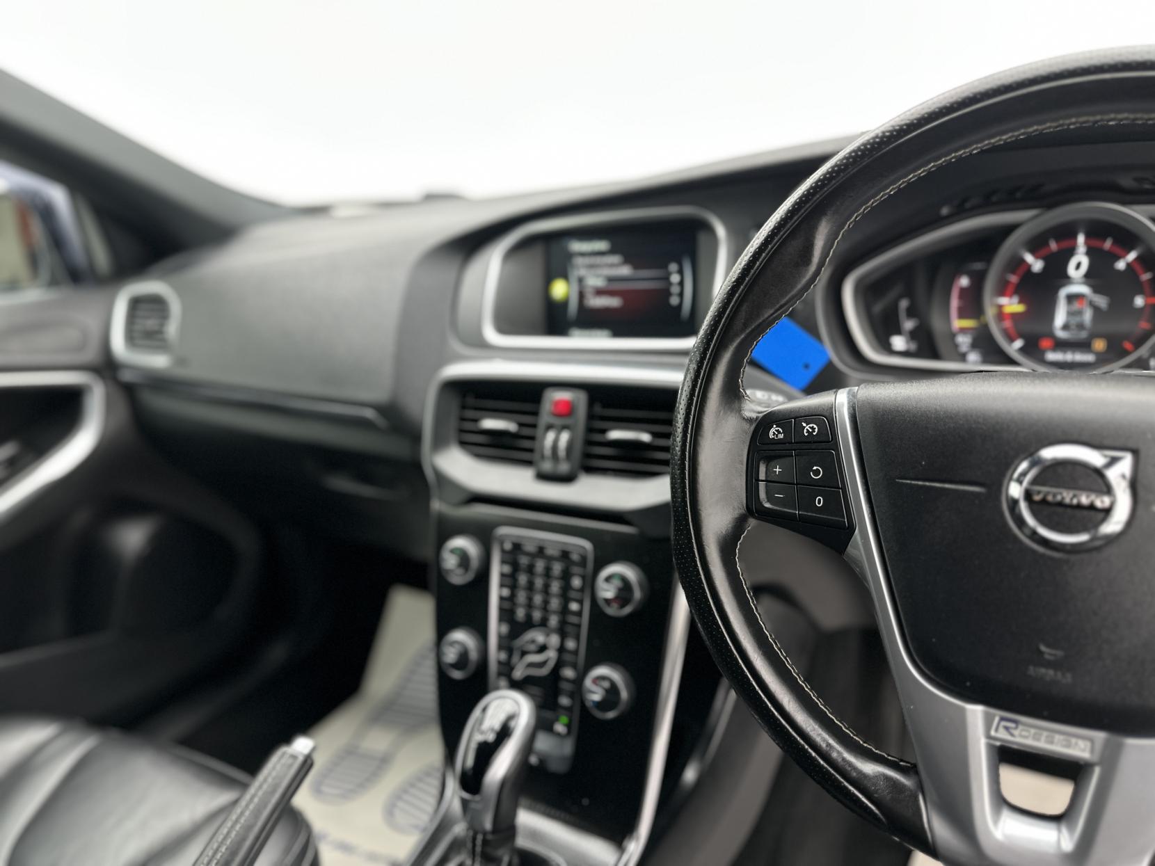 Volvo V40 2.0 D3 R-Design Pro Hatchback 5dr Diesel Auto Euro 6 (s/s) (150 ps)