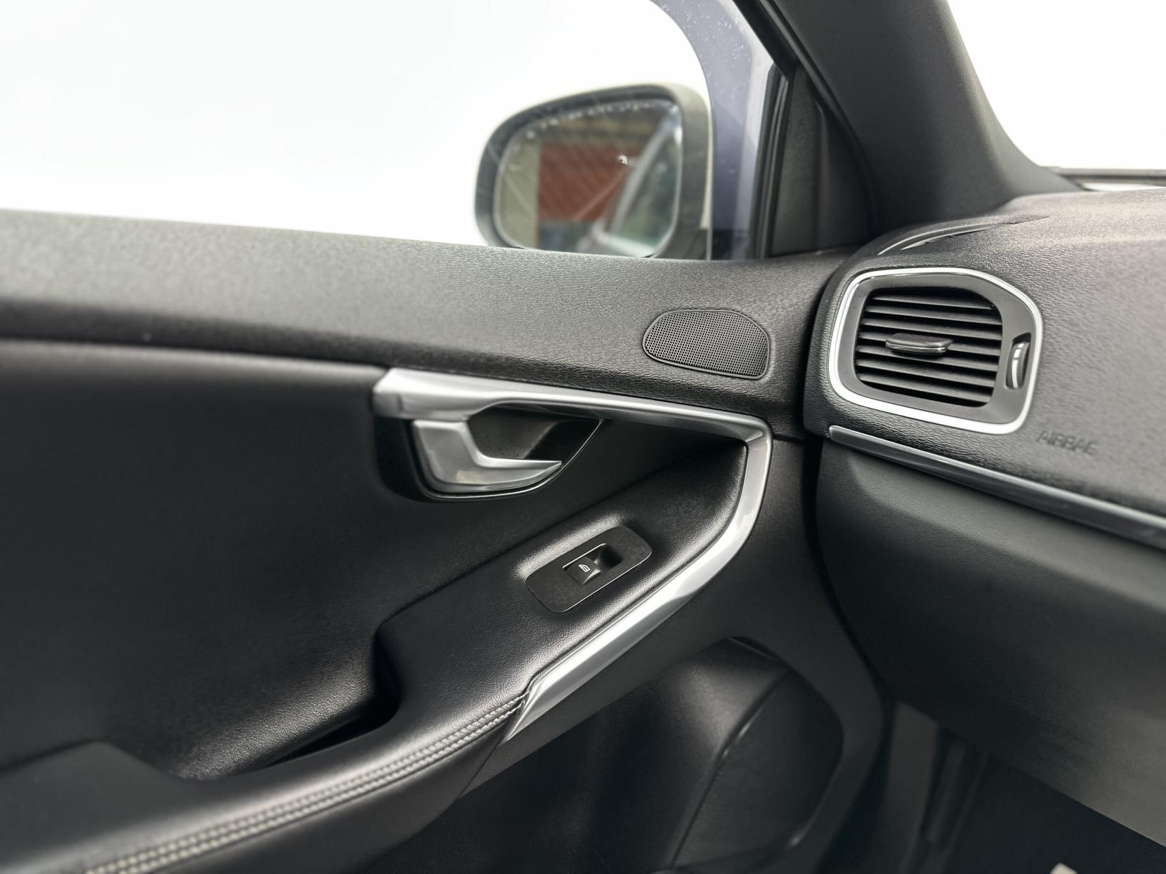 Volvo V40 2.0 D3 R-Design Pro Hatchback 5dr Diesel Auto Euro 6 (s/s) (150 ps)