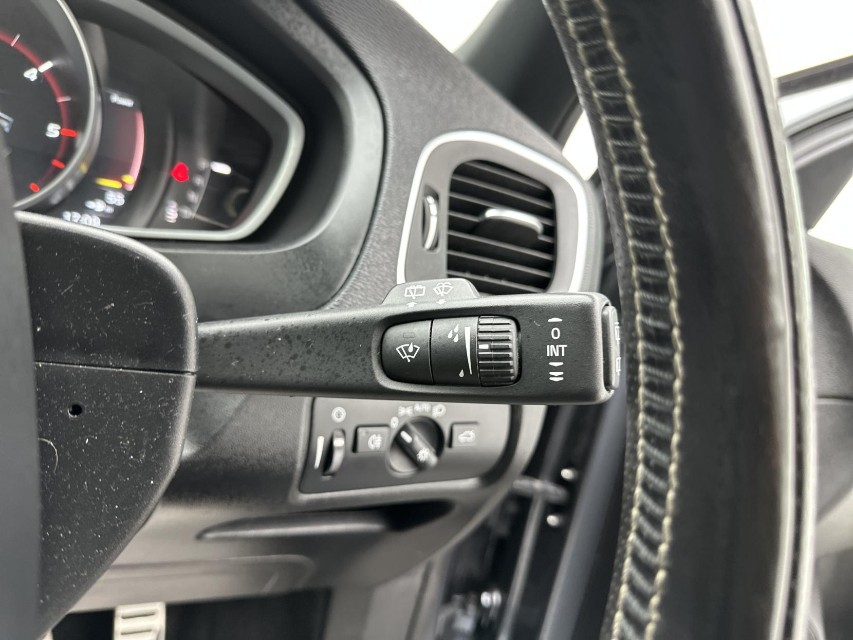 Volvo V40 2.0 D3 R-Design Pro Hatchback 5dr Diesel Auto Euro 6 (s/s) (150 ps)