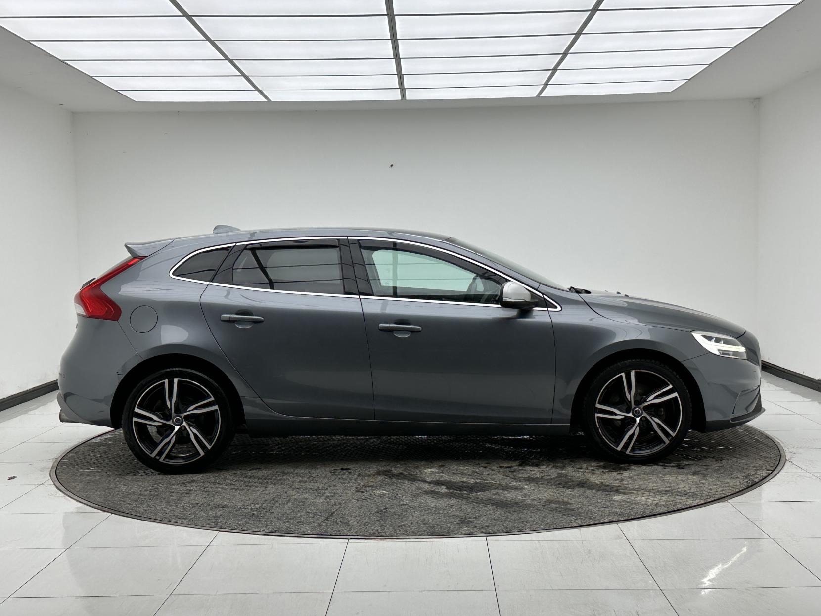 Volvo V40 2.0 D3 R-Design Pro Hatchback 5dr Diesel Auto Euro 6 (s/s) (150 ps)