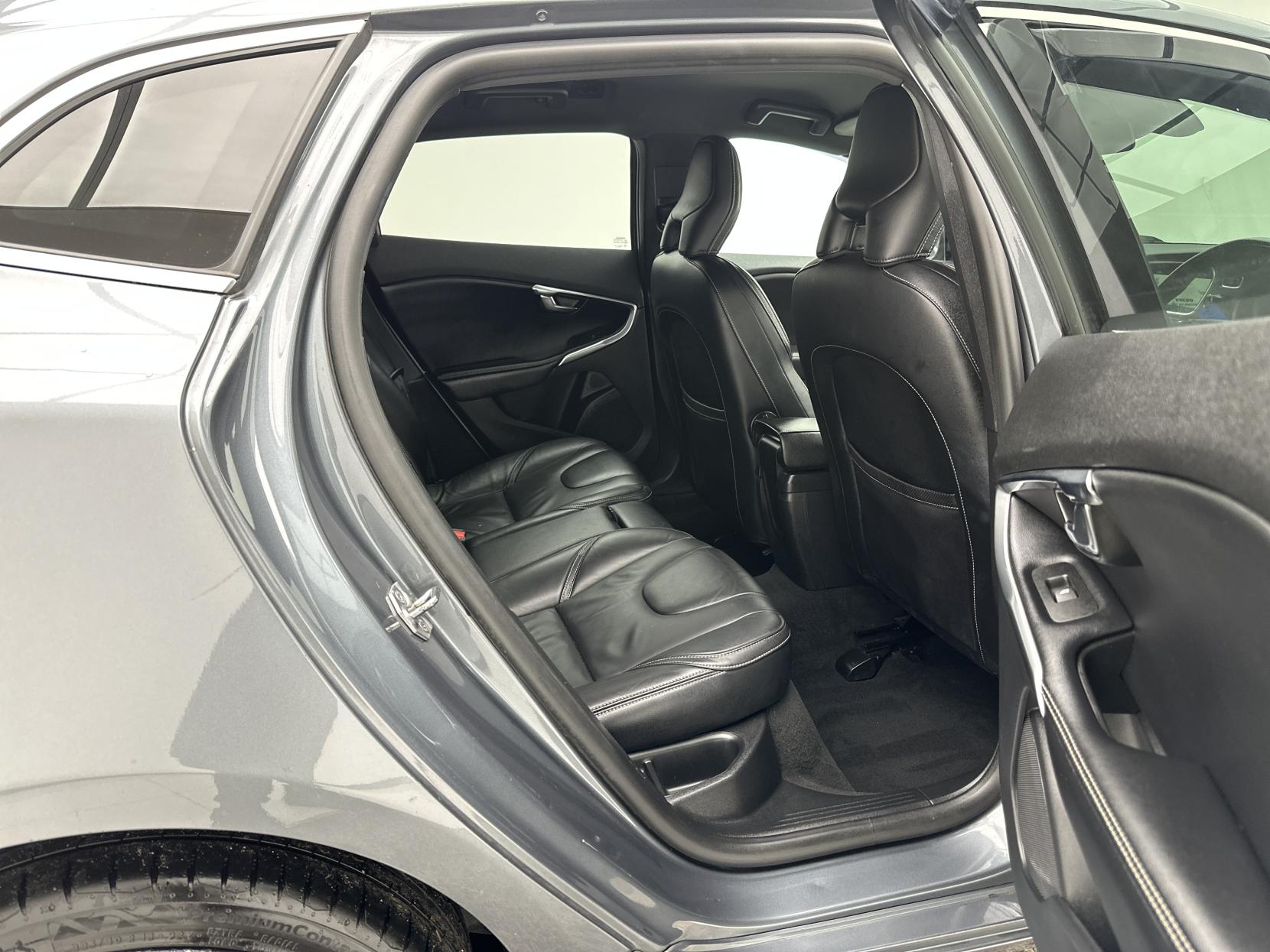 Volvo V40 2.0 D3 R-Design Pro Hatchback 5dr Diesel Auto Euro 6 (s/s) (150 ps)