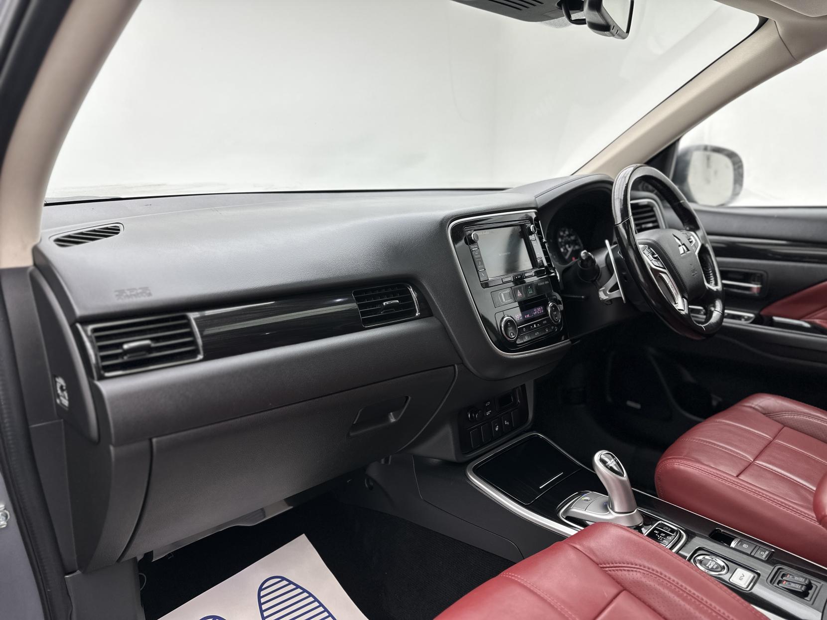 Mitsubishi Outlander 2.0h 12kWh 5hs SUV 5dr Petrol Plug-in Hybrid CVT 4WD Euro 6 (s/s) (200 ps)