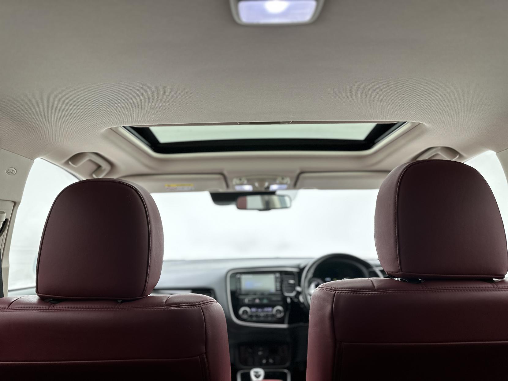 Mitsubishi Outlander 2.0h 12kWh 5hs SUV 5dr Petrol Plug-in Hybrid CVT 4WD Euro 6 (s/s) (200 ps)