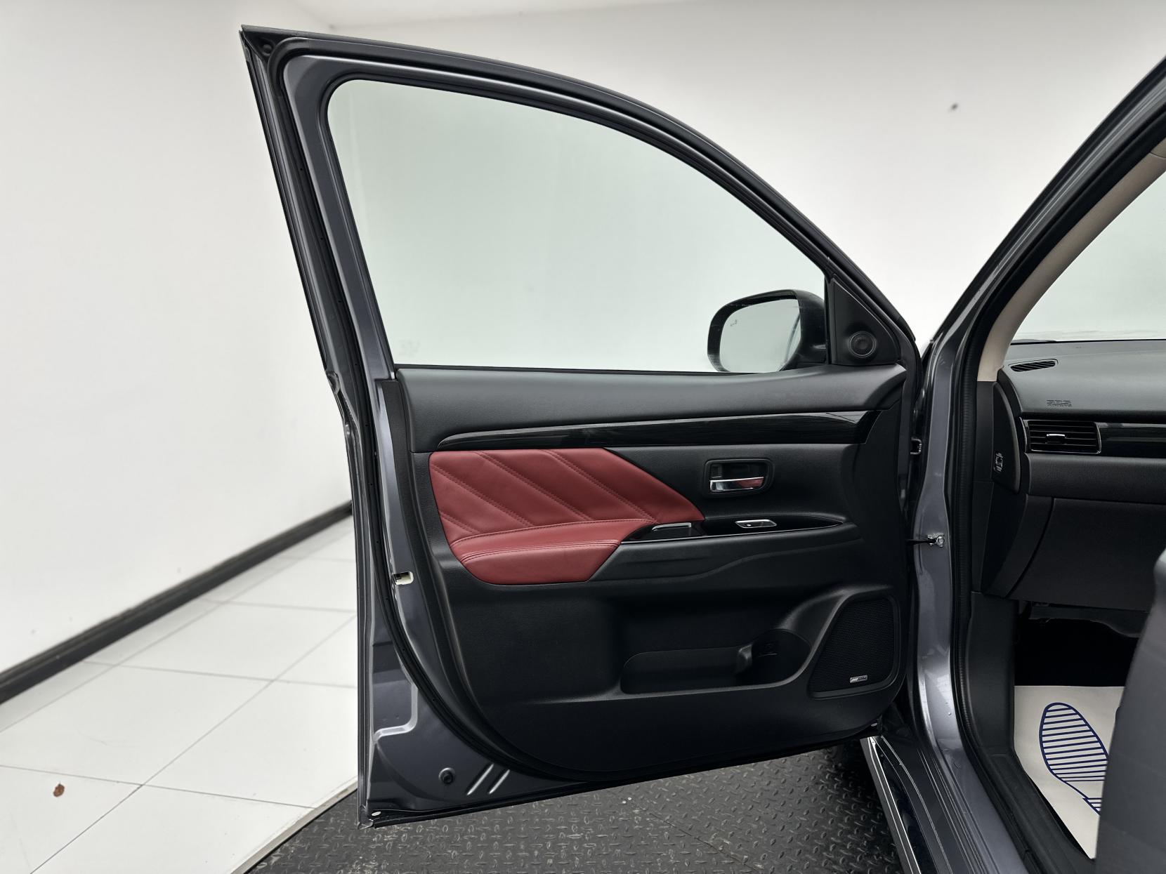 Mitsubishi Outlander 2.0h 12kWh 5hs SUV 5dr Petrol Plug-in Hybrid CVT 4WD Euro 6 (s/s) (200 ps)