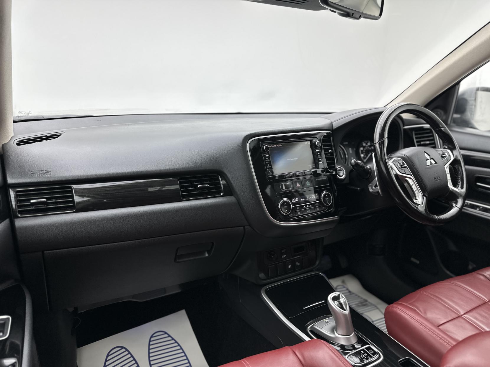 Mitsubishi Outlander 2.0h 12kWh 5hs SUV 5dr Petrol Plug-in Hybrid CVT 4WD Euro 6 (s/s) (200 ps)