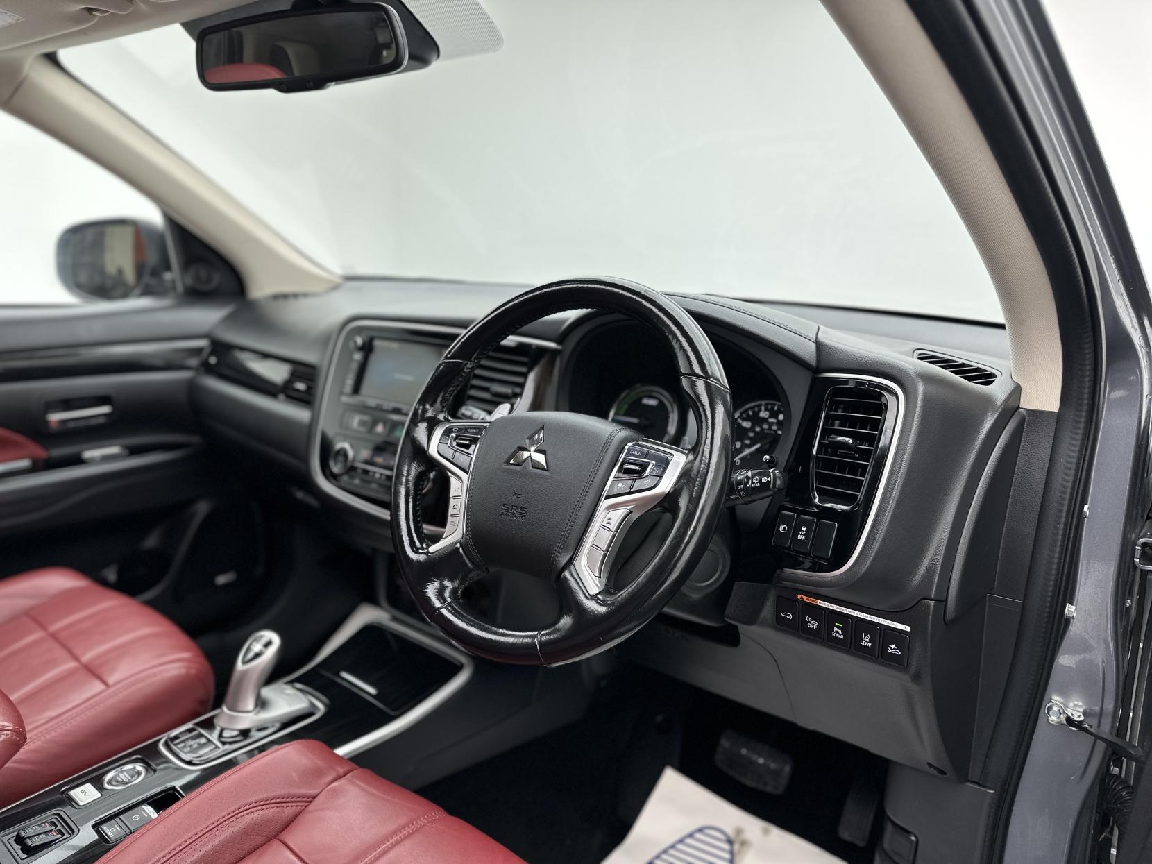 Mitsubishi Outlander 2.0h 12kWh 5hs SUV 5dr Petrol Plug-in Hybrid CVT 4WD Euro 6 (s/s) (200 ps)