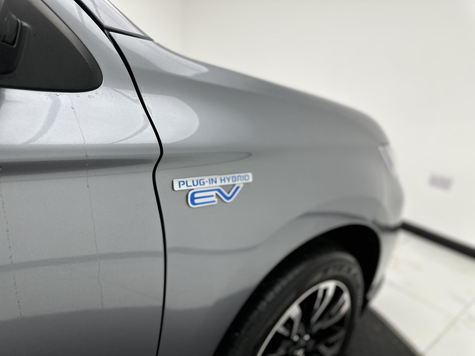 Mitsubishi Outlander 2.0h 12kWh 5hs SUV 5dr Petrol Plug-in Hybrid CVT 4WD Euro 6 (s/s) (200 ps)