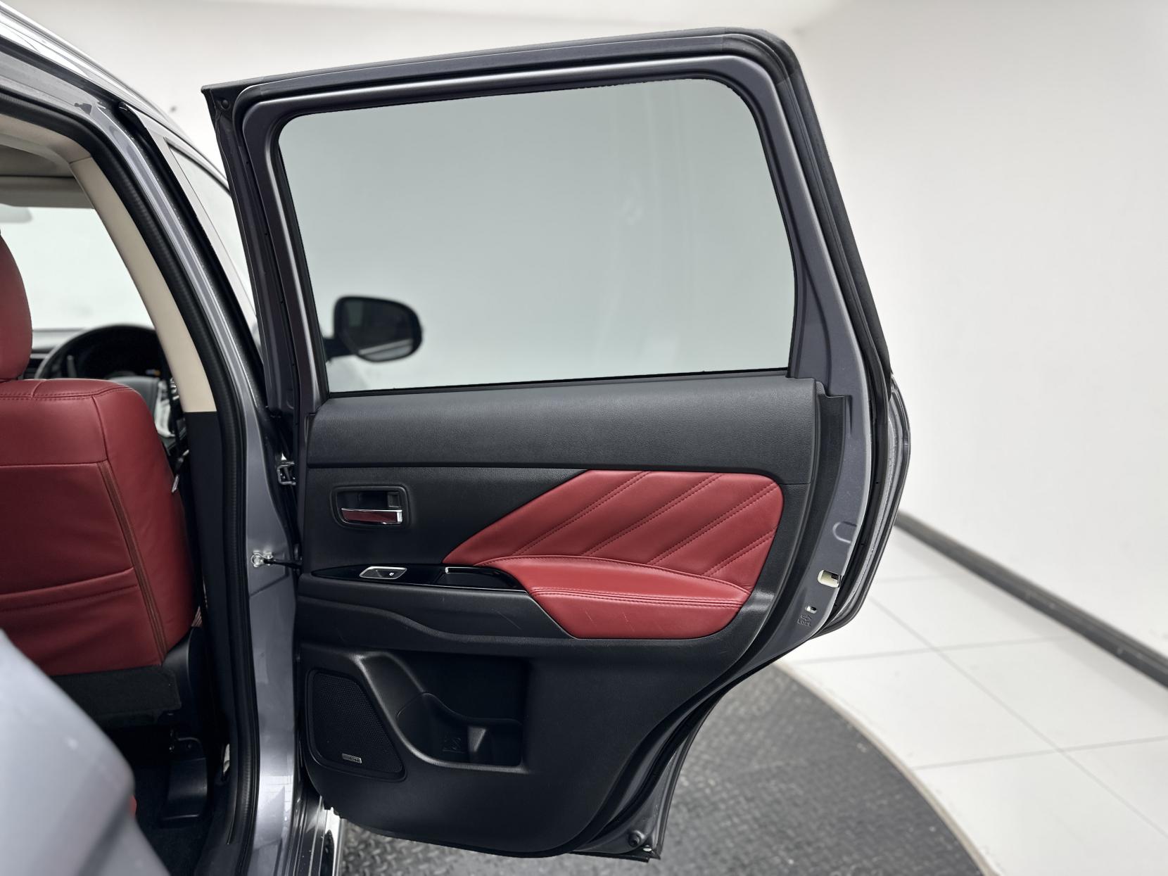 Mitsubishi Outlander 2.0h 12kWh 5hs SUV 5dr Petrol Plug-in Hybrid CVT 4WD Euro 6 (s/s) (200 ps)