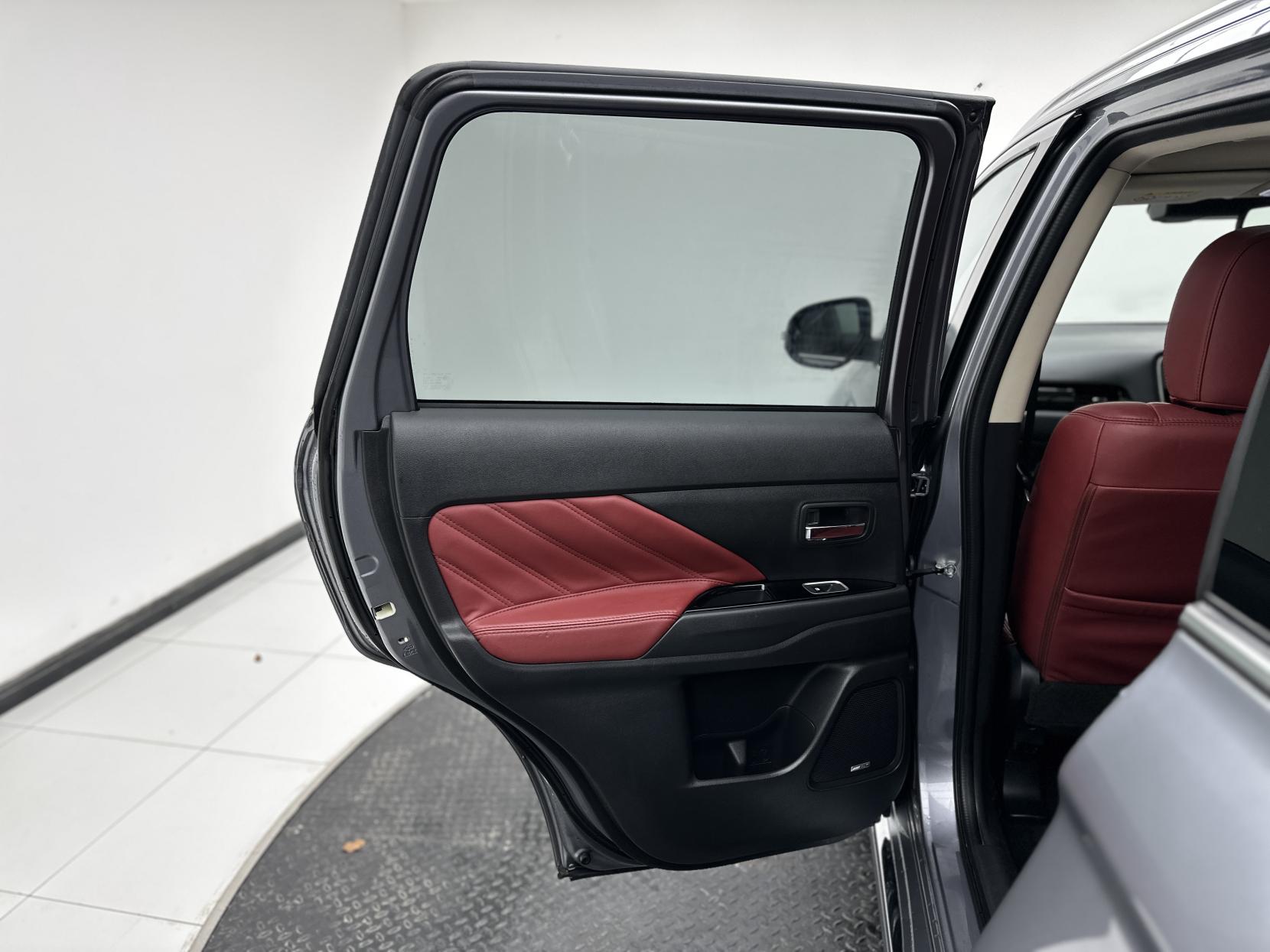 Mitsubishi Outlander 2.0h 12kWh 5hs SUV 5dr Petrol Plug-in Hybrid CVT 4WD Euro 6 (s/s) (200 ps)