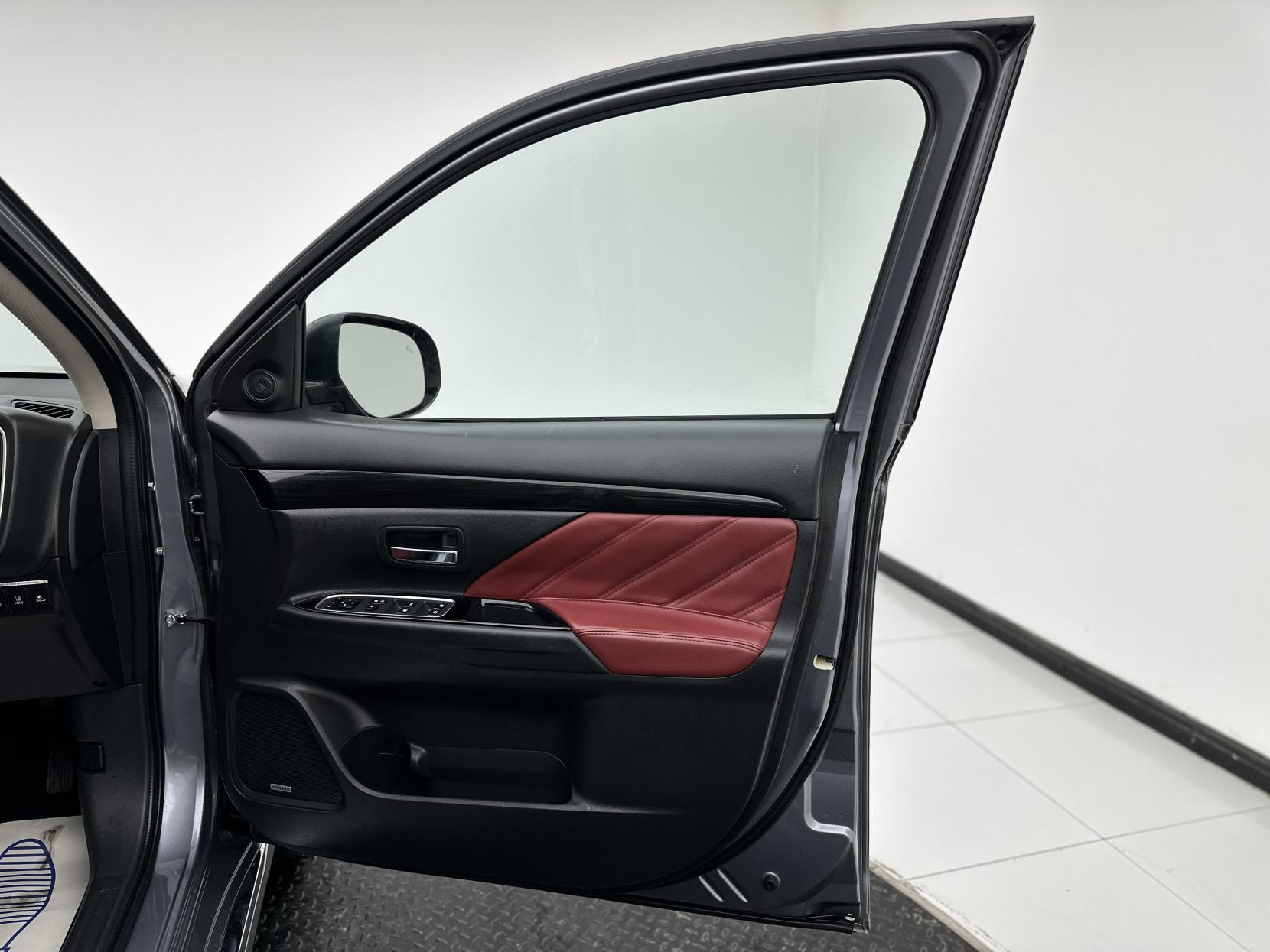 Mitsubishi Outlander 2.0h 12kWh 5hs SUV 5dr Petrol Plug-in Hybrid CVT 4WD Euro 6 (s/s) (200 ps)