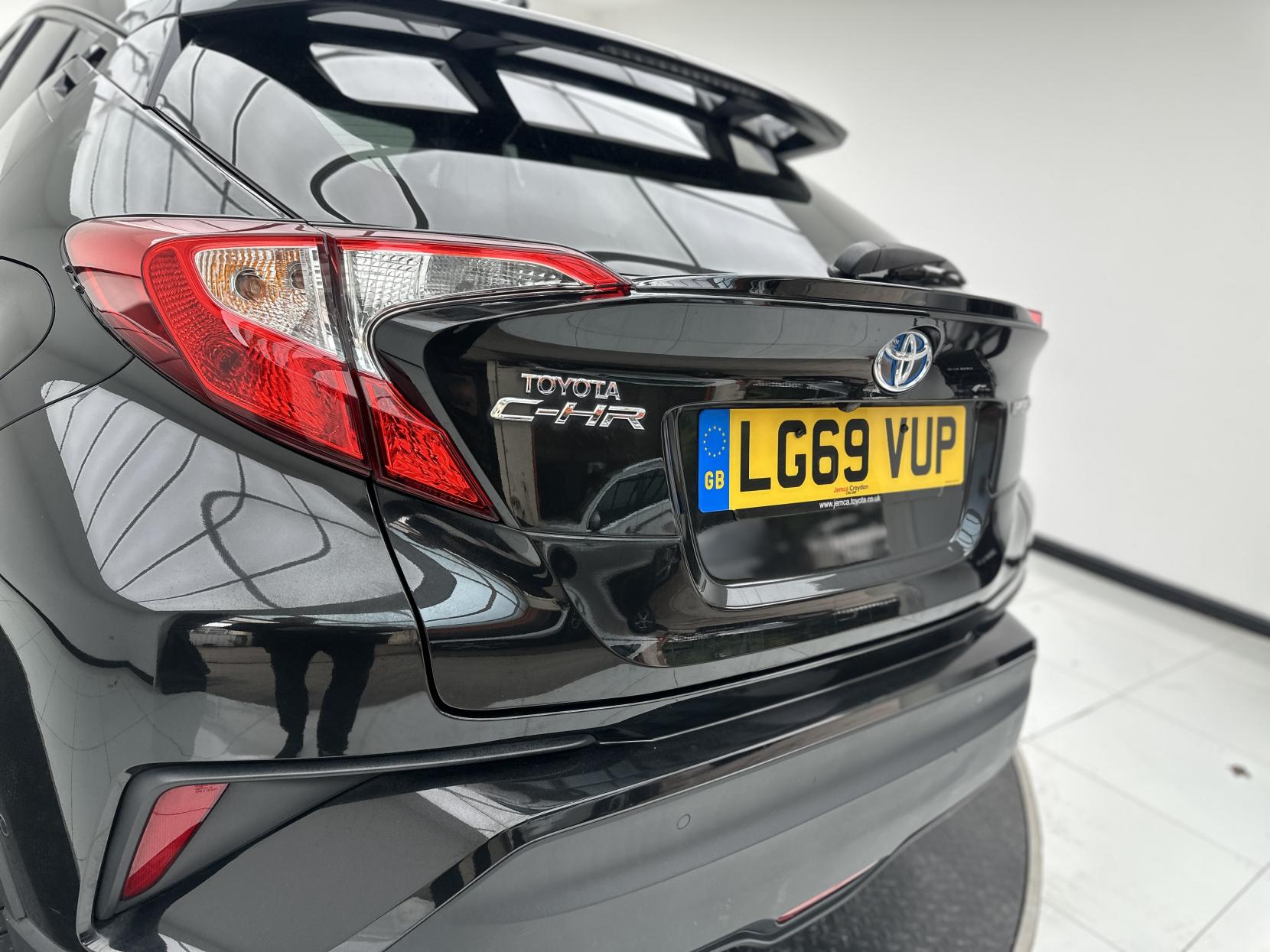 Toyota C-HR 1.8 VVT-h Design SUV 5dr Petrol Hybrid CVT Euro 6 (s/s) (122 ps)