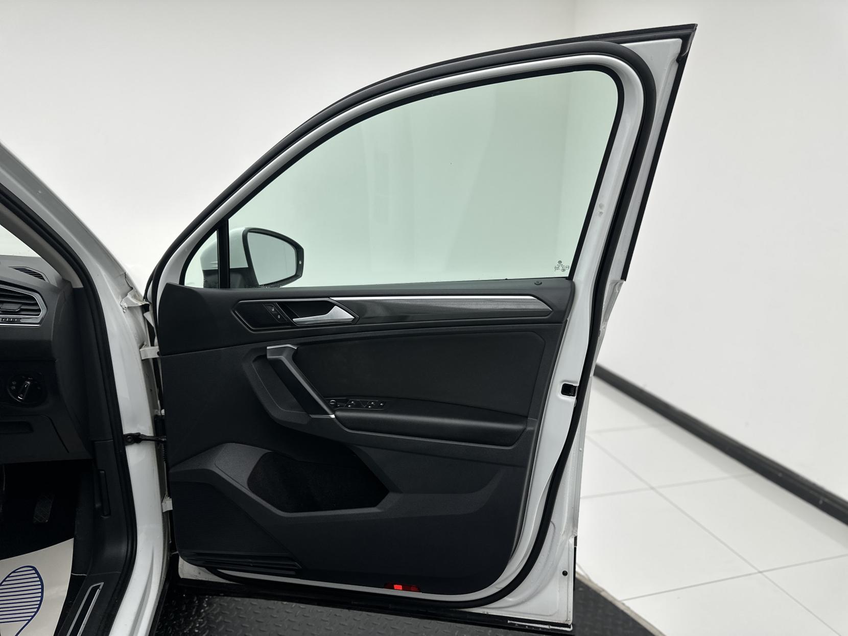 Volkswagen Tiguan 2.0 TDI SEL SUV 5dr Diesel DSG Euro 6 (s/s) (150 ps)