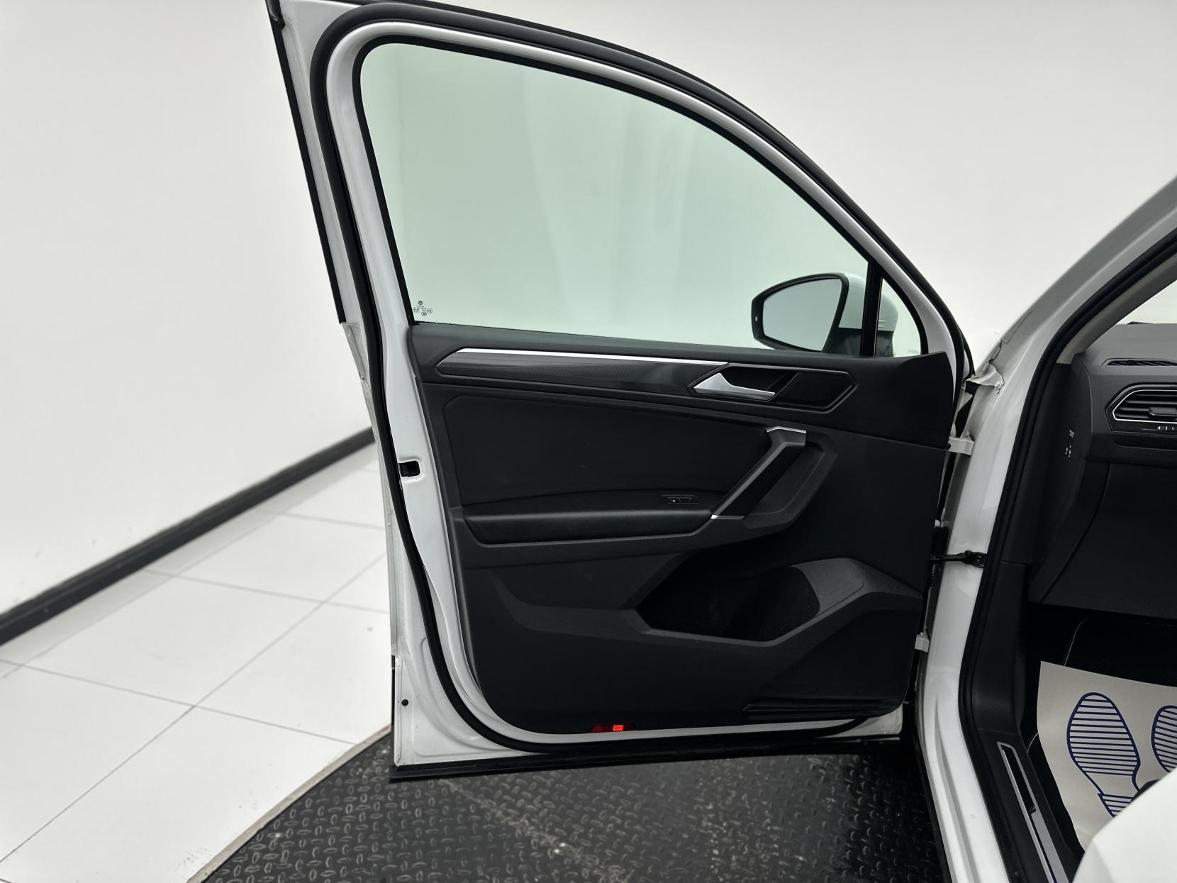 Volkswagen Tiguan 2.0 TDI SEL SUV 5dr Diesel DSG Euro 6 (s/s) (150 ps)