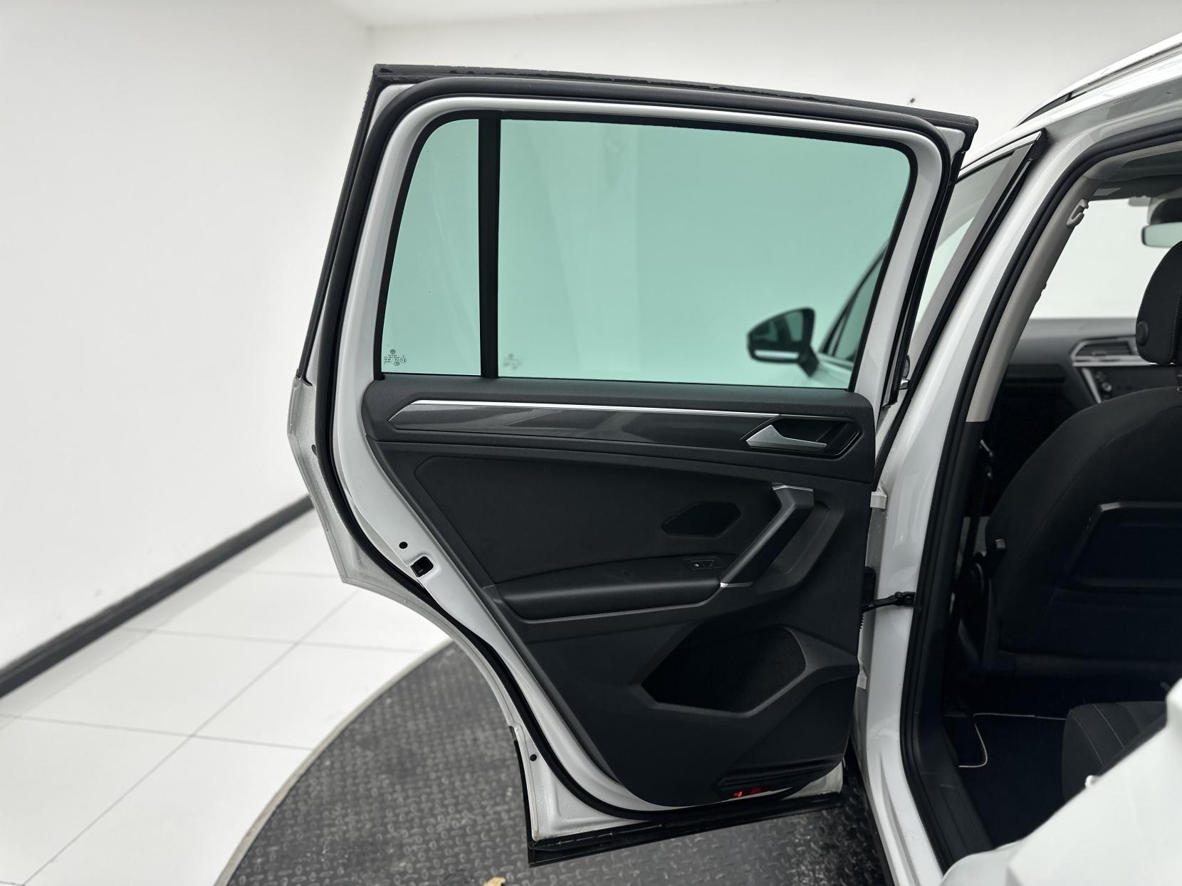 Volkswagen Tiguan 2.0 TDI SEL SUV 5dr Diesel DSG Euro 6 (s/s) (150 ps)