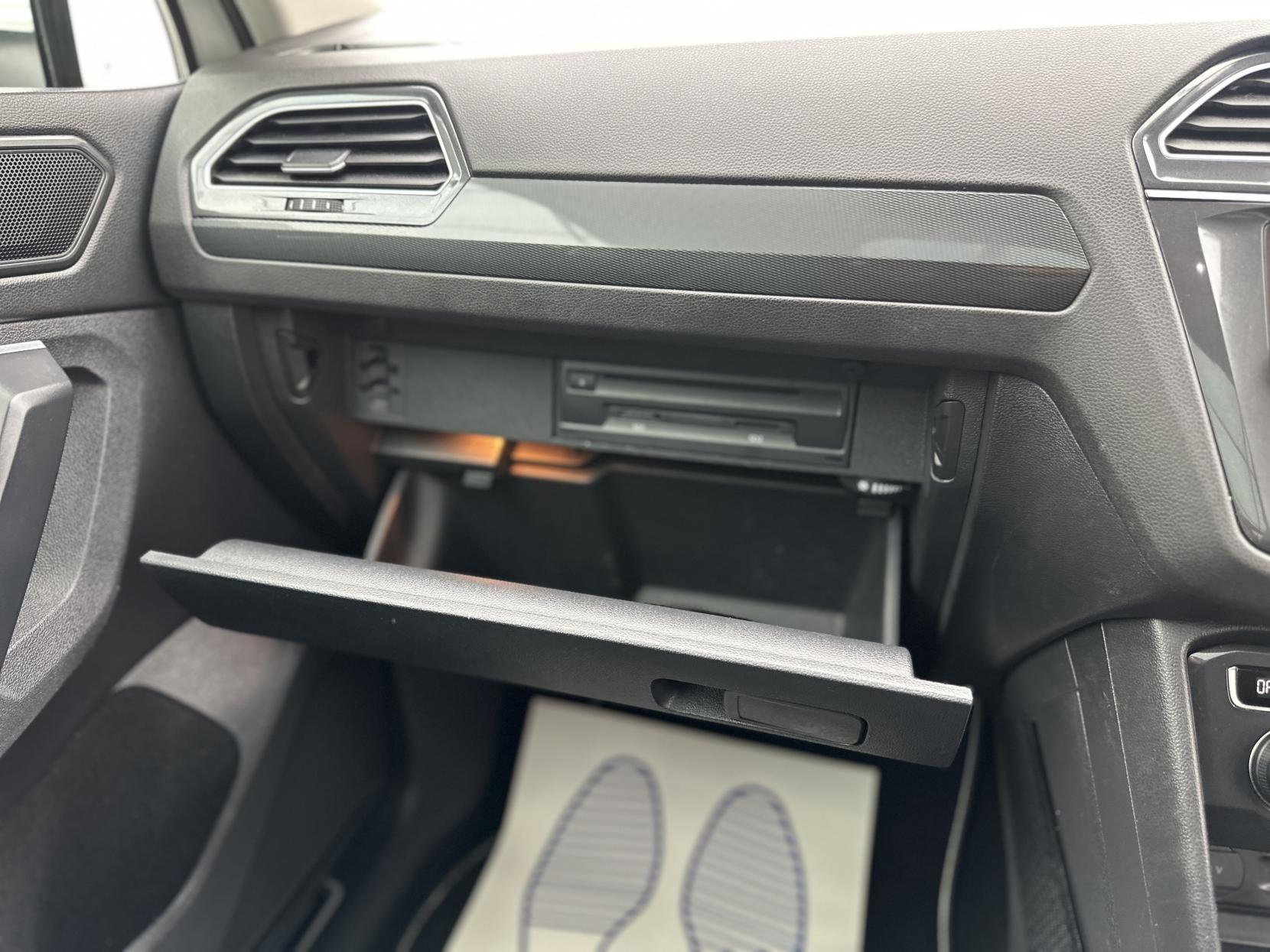 Volkswagen Tiguan 2.0 TDI SEL SUV 5dr Diesel DSG Euro 6 (s/s) (150 ps)