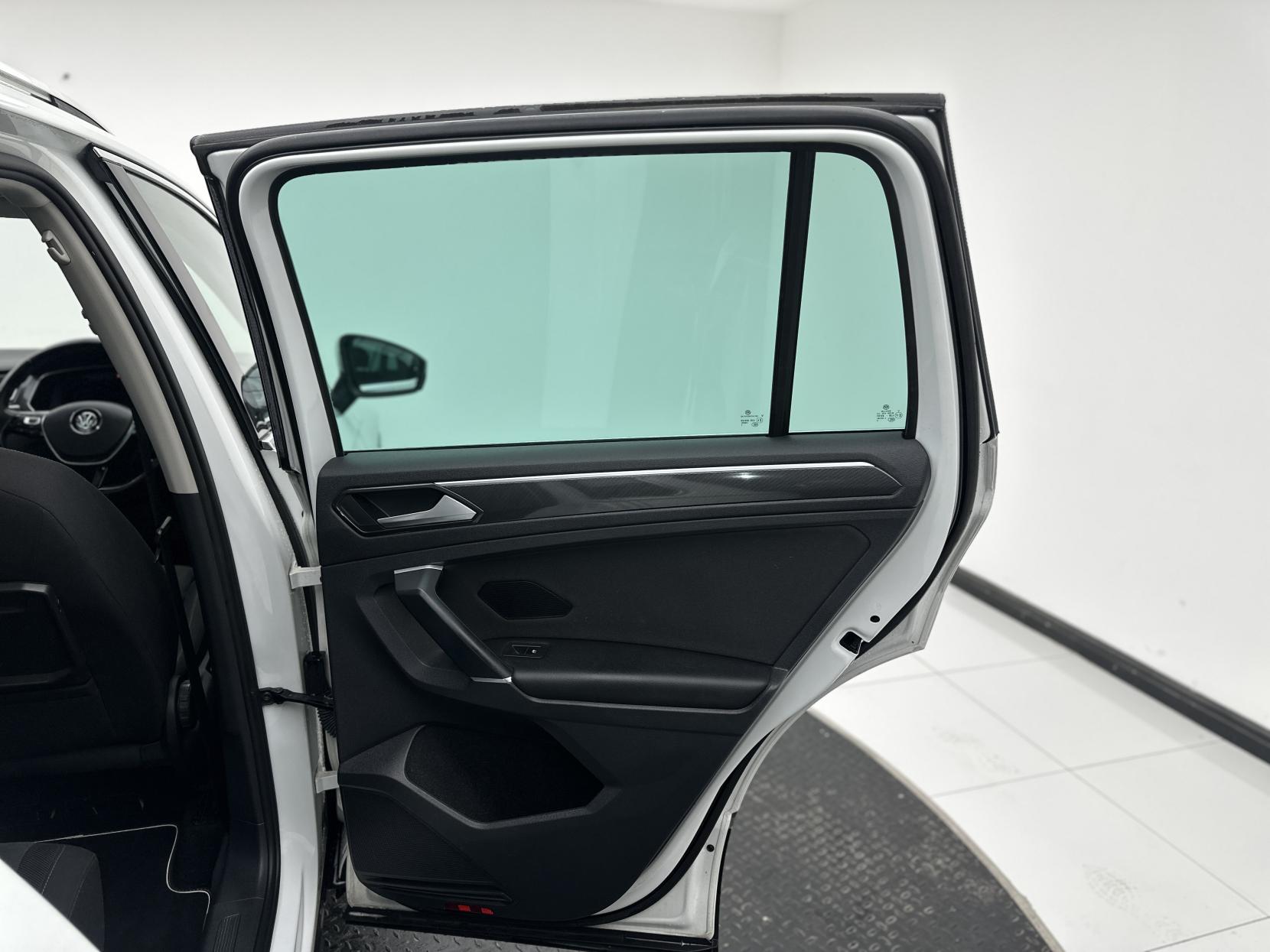 Volkswagen Tiguan 2.0 TDI SEL SUV 5dr Diesel DSG Euro 6 (s/s) (150 ps)