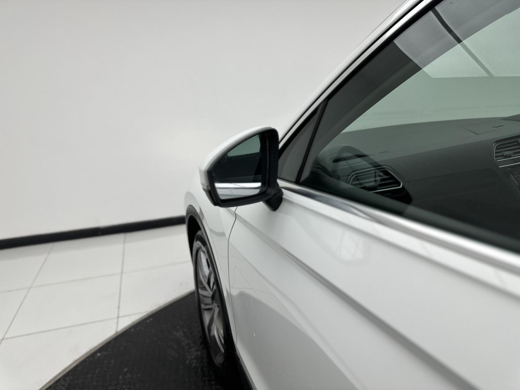 Volkswagen Tiguan 2.0 TDI SEL SUV 5dr Diesel DSG Euro 6 (s/s) (150 ps)