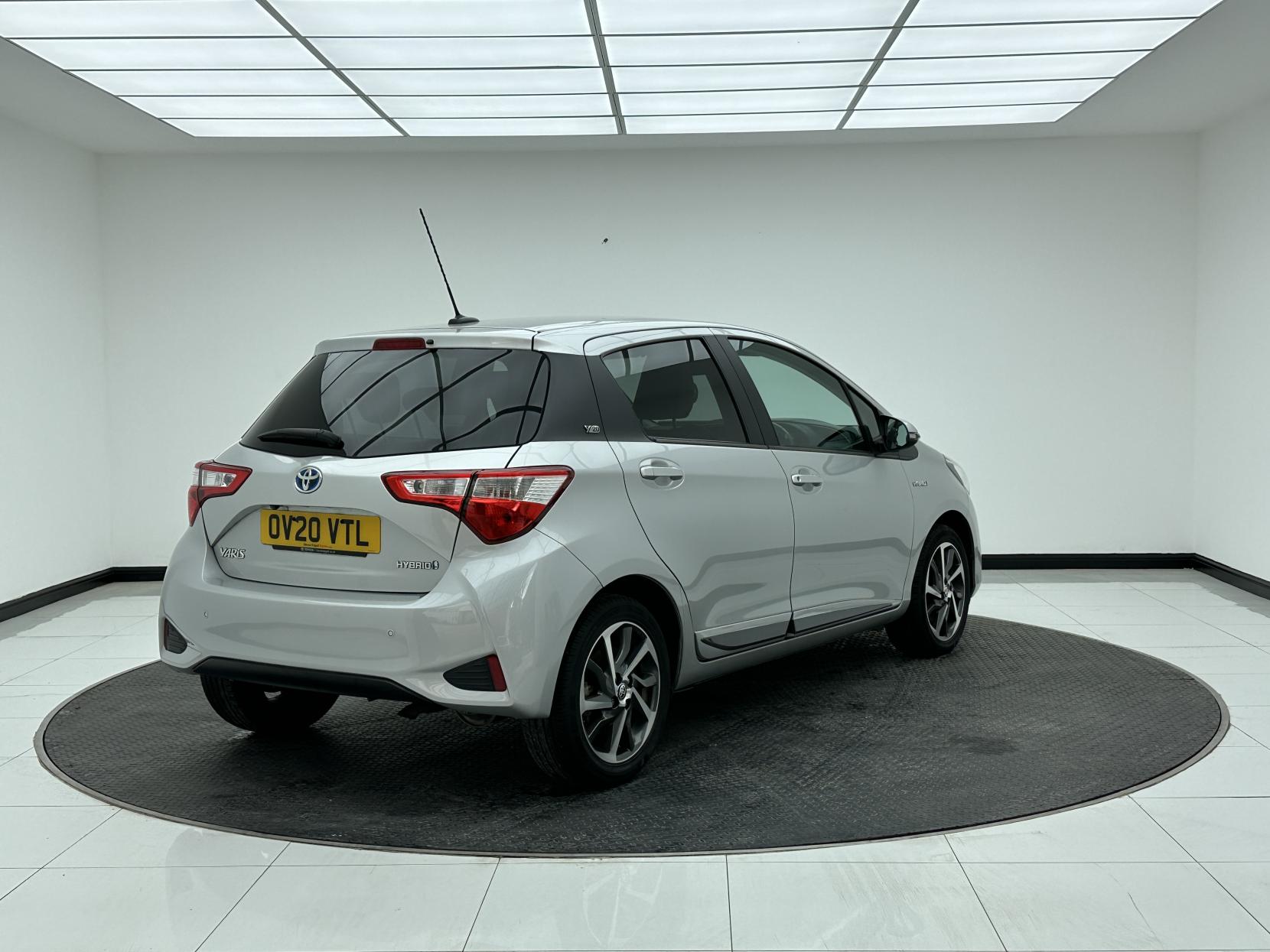 Toyota Yaris 1.5 VVT-h Y20 Bi-tone Hatchback 5dr Petrol Hybrid E-CVT Euro 6 (s/s) (100 ps)