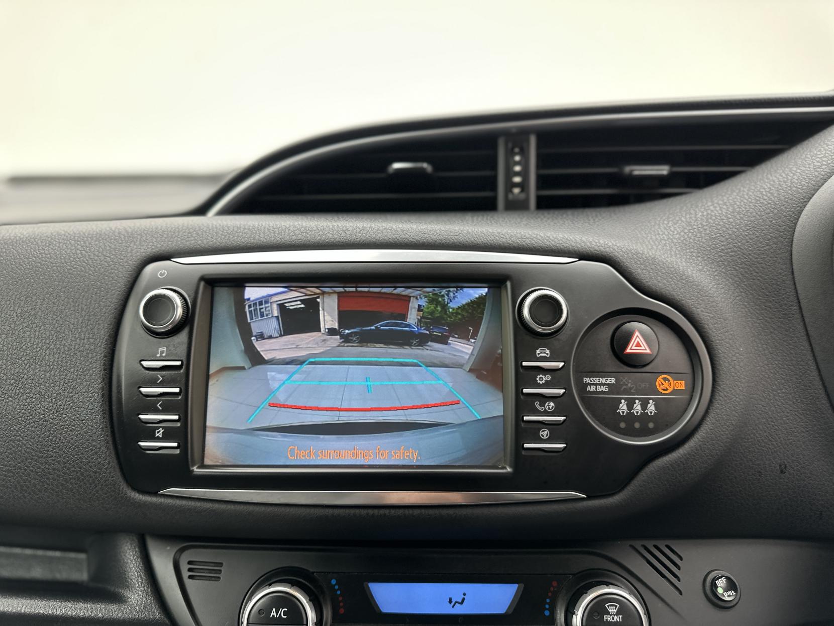 Toyota Yaris 1.5 VVT-h Y20 Bi-tone Hatchback 5dr Petrol Hybrid E-CVT Euro 6 (s/s) (100 ps)