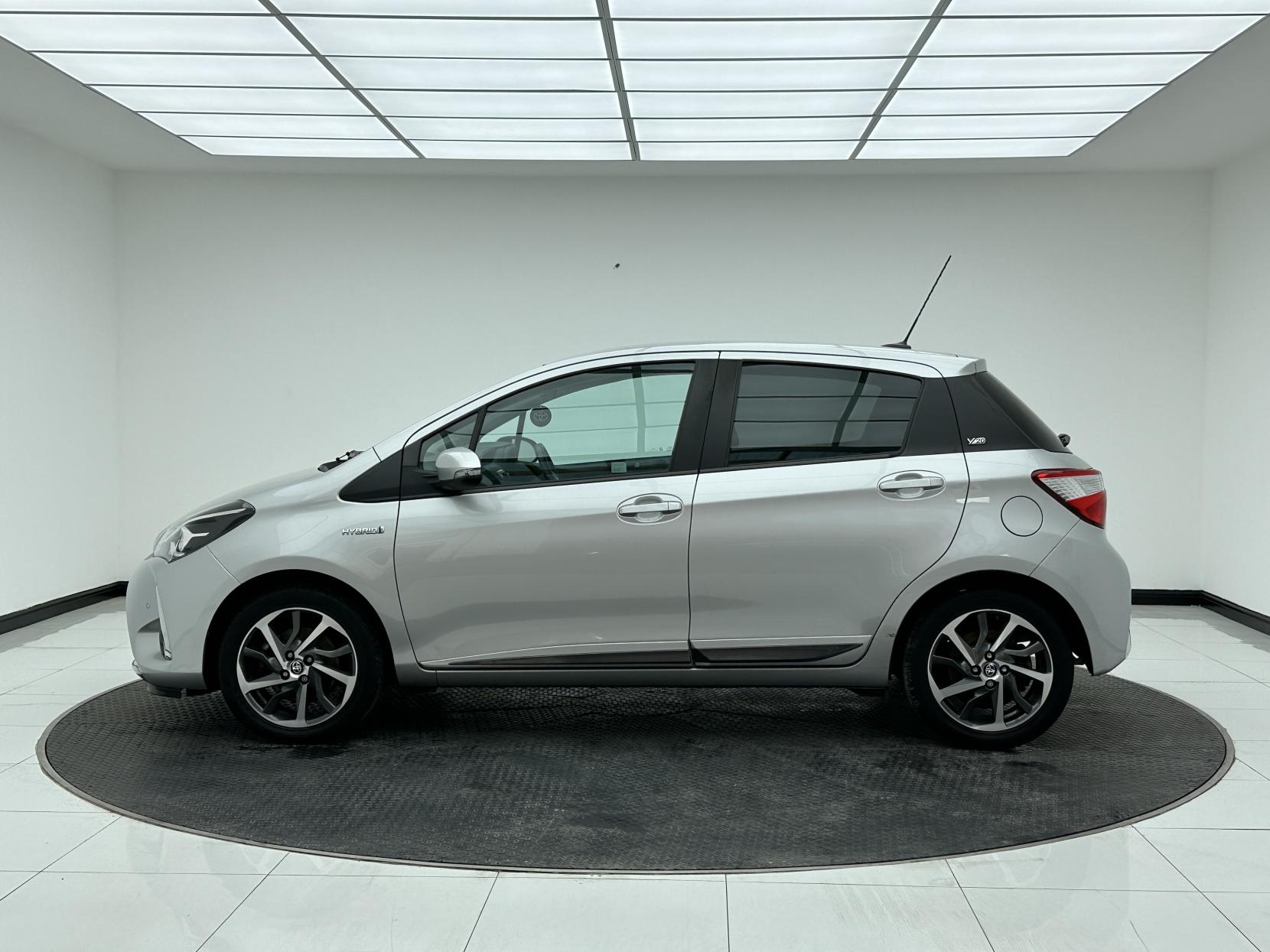 Toyota Yaris 1.5 VVT-h Y20 Bi-tone Hatchback 5dr Petrol Hybrid E-CVT Euro 6 (s/s) (100 ps)