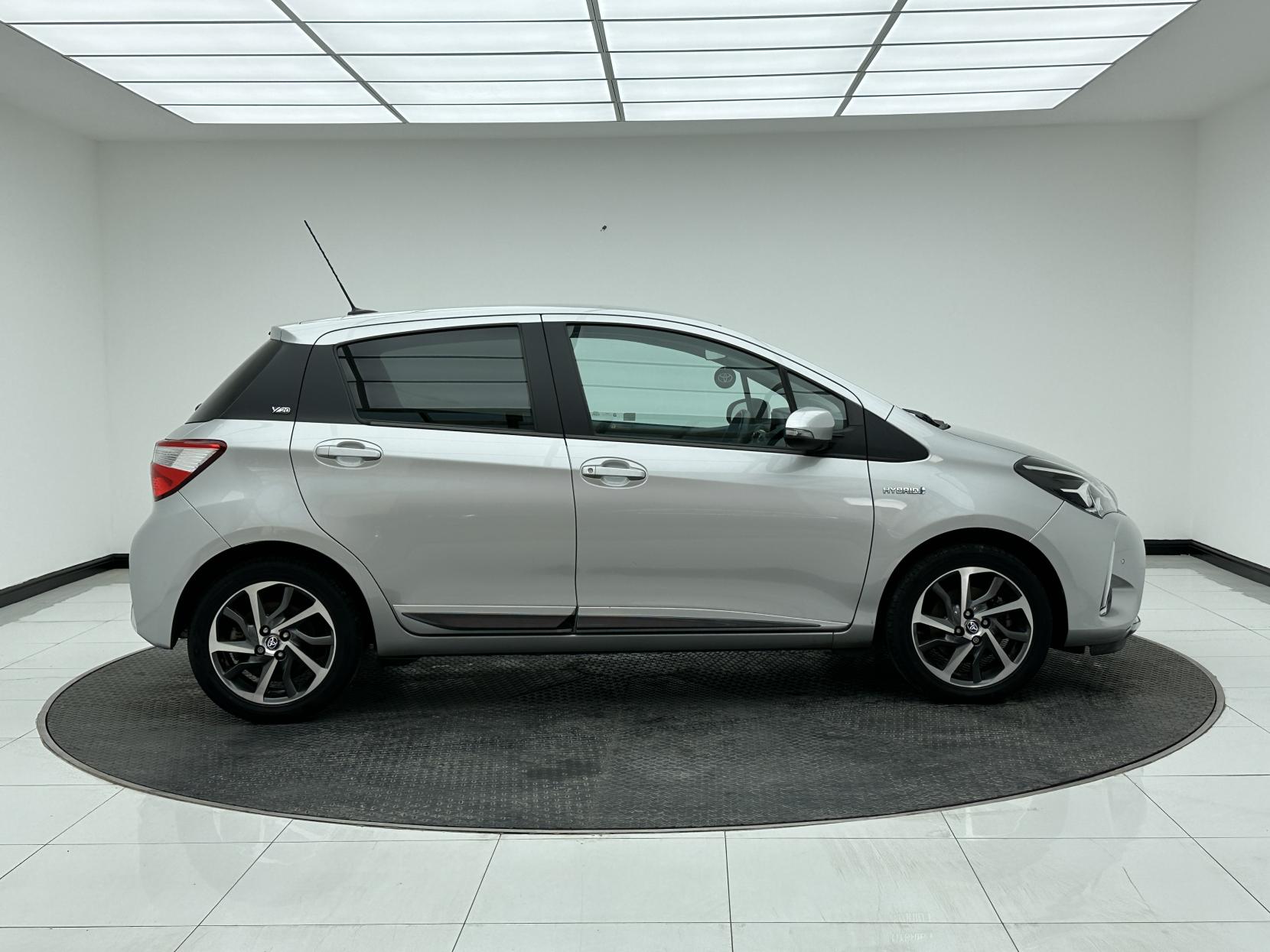 Toyota Yaris 1.5 VVT-h Y20 Bi-tone Hatchback 5dr Petrol Hybrid E-CVT Euro 6 (s/s) (100 ps)