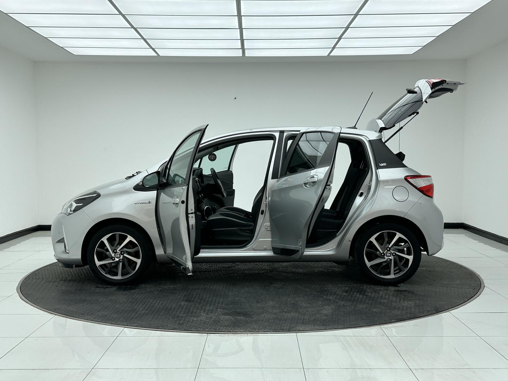 Toyota Yaris 1.5 VVT-h Y20 Bi-tone Hatchback 5dr Petrol Hybrid E-CVT Euro 6 (s/s) (100 ps)