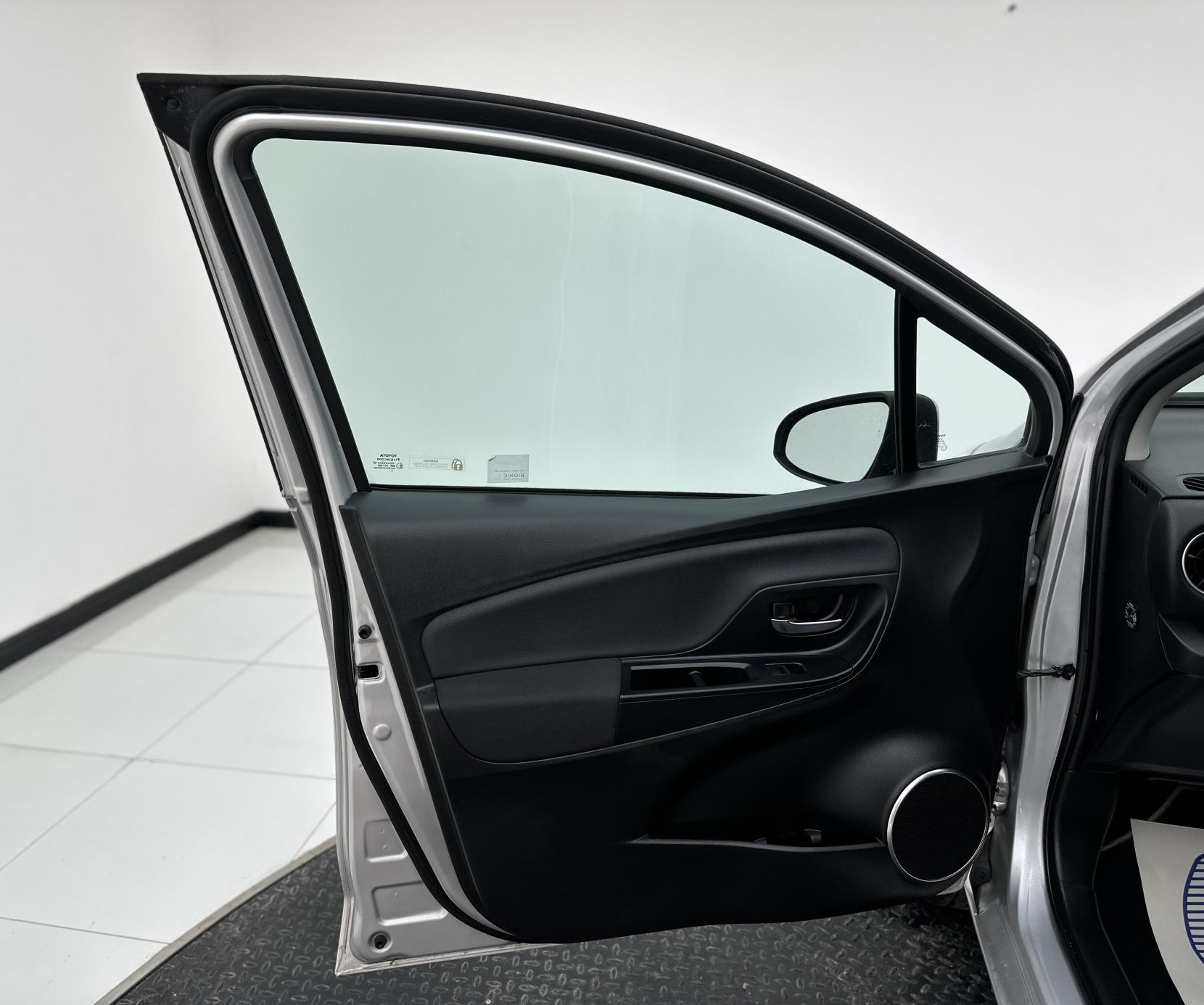 Toyota Yaris 1.5 VVT-h Y20 Bi-tone Hatchback 5dr Petrol Hybrid E-CVT Euro 6 (s/s) (100 ps)
