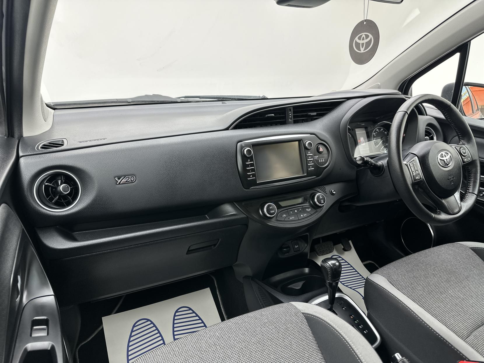 Toyota Yaris 1.5 VVT-h Y20 Bi-tone Hatchback 5dr Petrol Hybrid E-CVT Euro 6 (s/s) (100 ps)