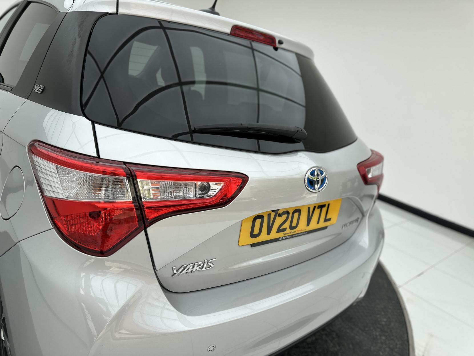 Toyota Yaris 1.5 VVT-h Y20 Bi-tone Hatchback 5dr Petrol Hybrid E-CVT Euro 6 (s/s) (100 ps)