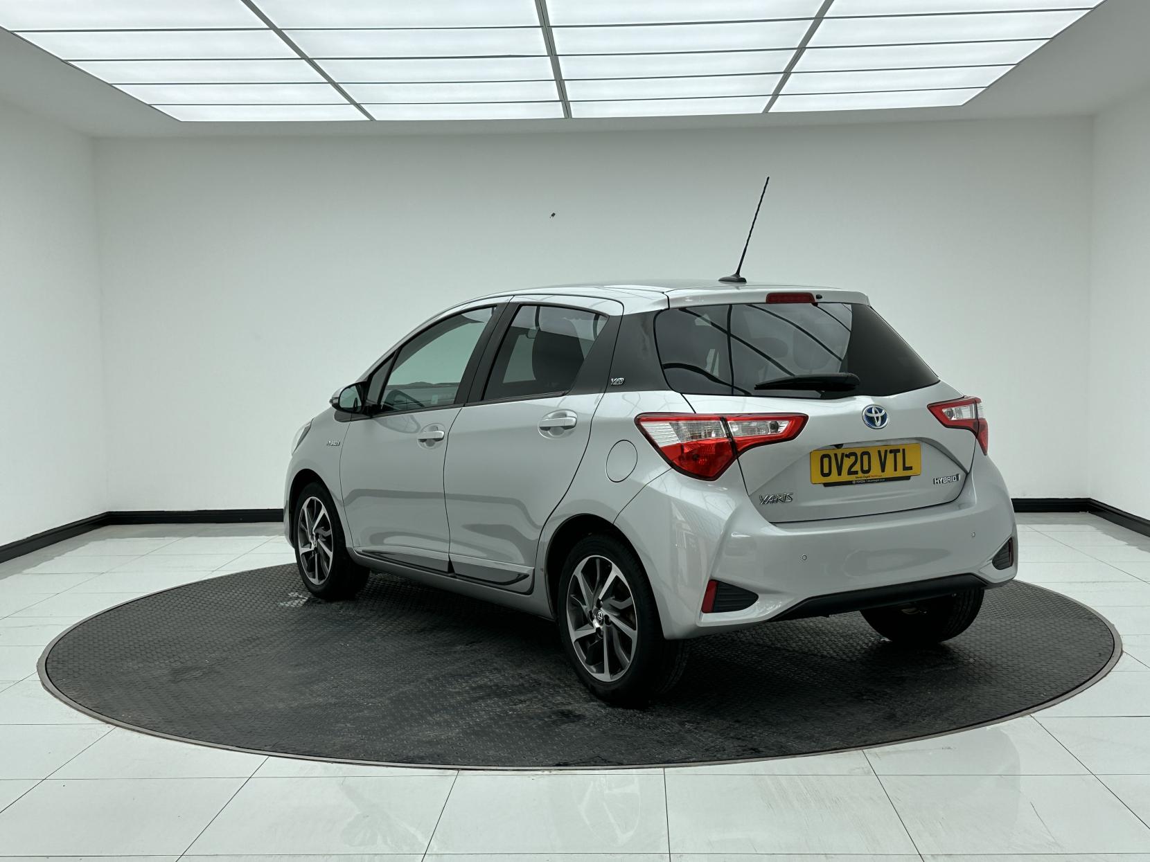 Toyota Yaris 1.5 VVT-h Y20 Bi-tone Hatchback 5dr Petrol Hybrid E-CVT Euro 6 (s/s) (100 ps)