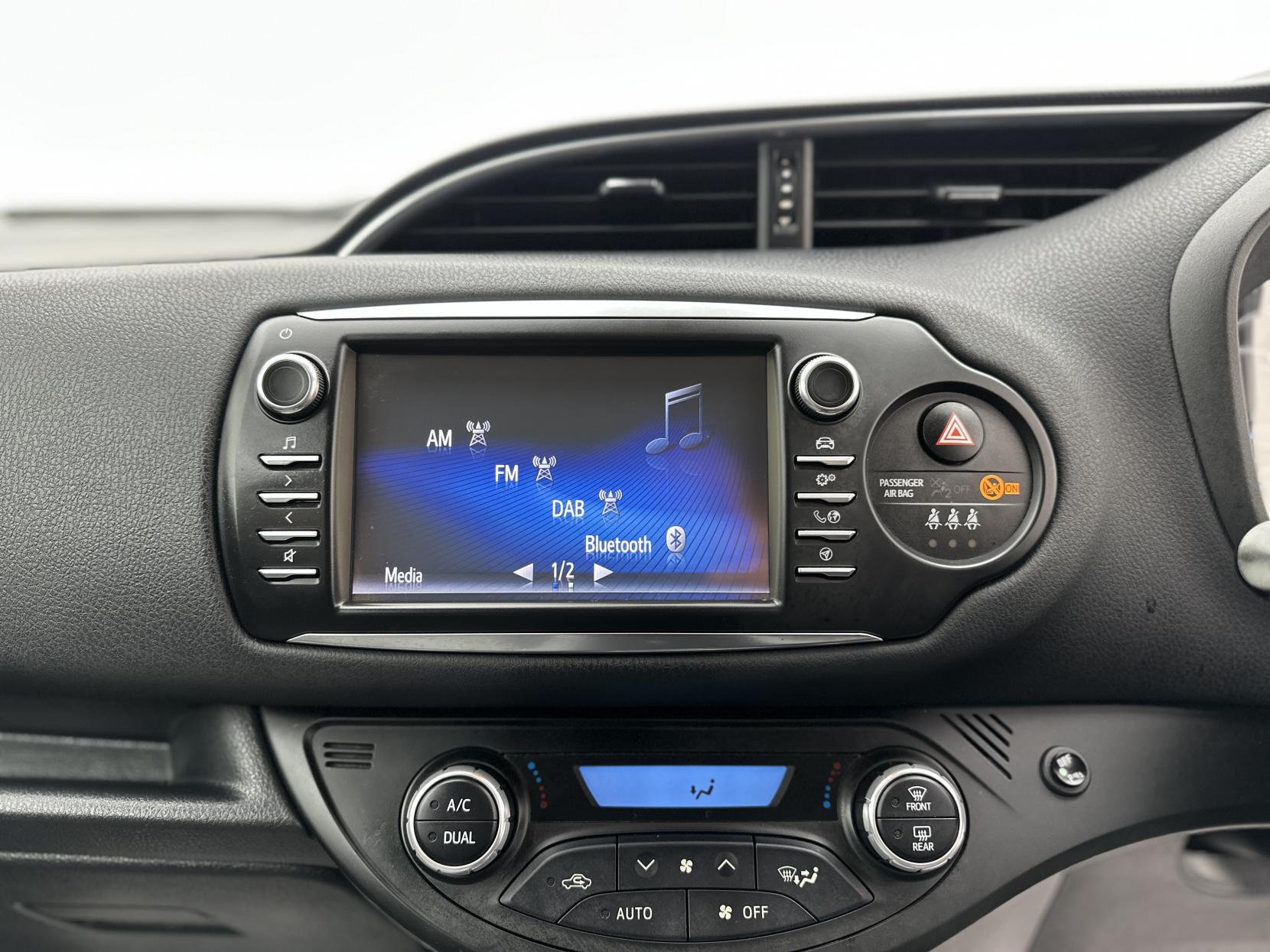 Toyota Yaris 1.5 VVT-h Y20 Bi-tone Hatchback 5dr Petrol Hybrid E-CVT Euro 6 (s/s) (100 ps)
