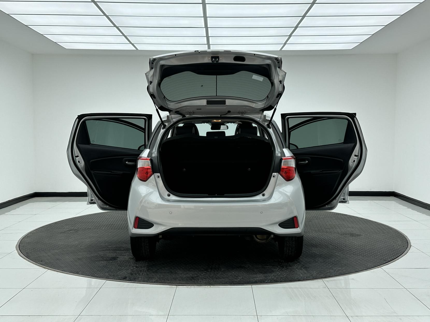 Toyota Yaris 1.5 VVT-h Y20 Bi-tone Hatchback 5dr Petrol Hybrid E-CVT Euro 6 (s/s) (100 ps)