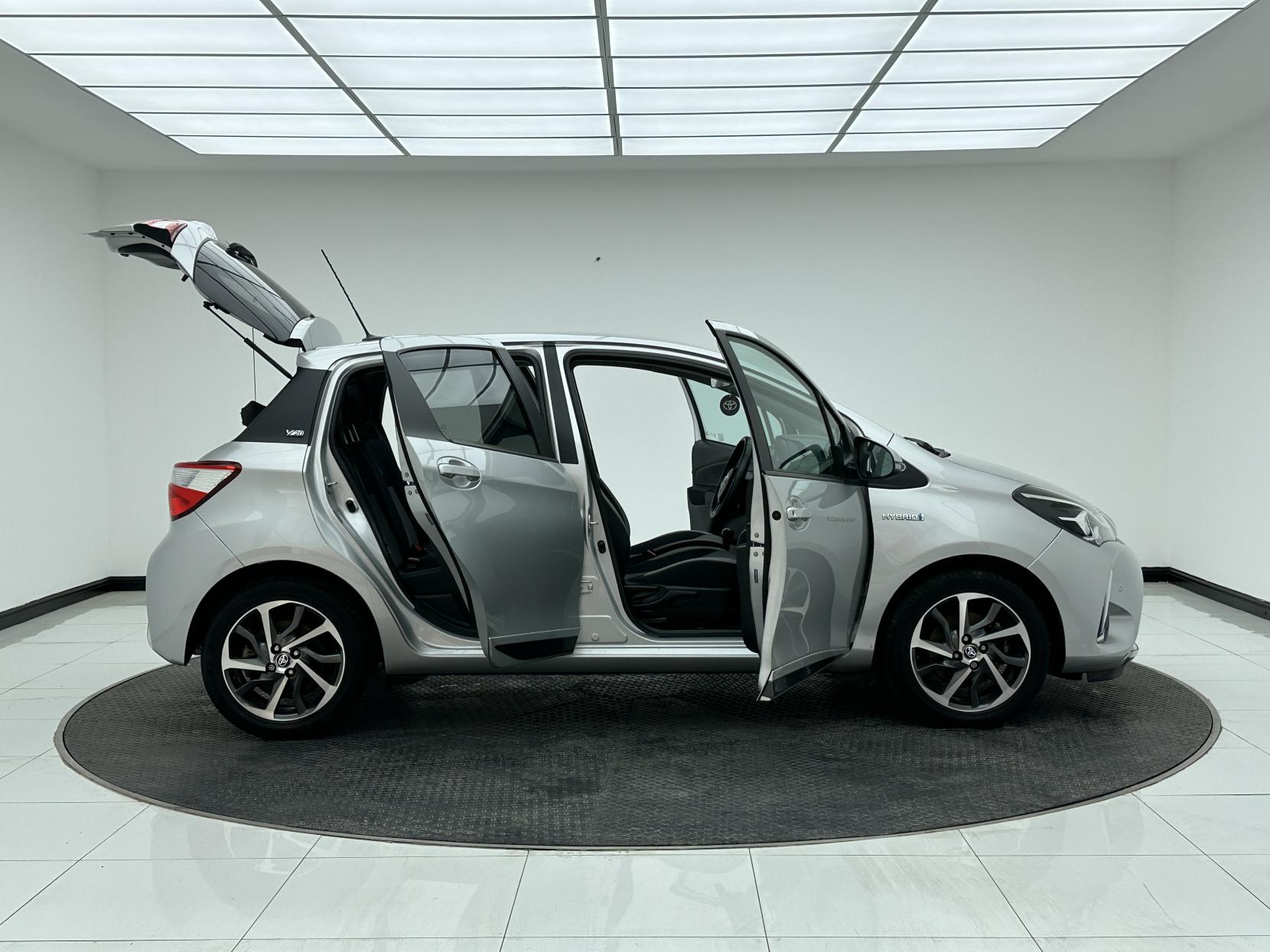 Toyota Yaris 1.5 VVT-h Y20 Bi-tone Hatchback 5dr Petrol Hybrid E-CVT Euro 6 (s/s) (100 ps)