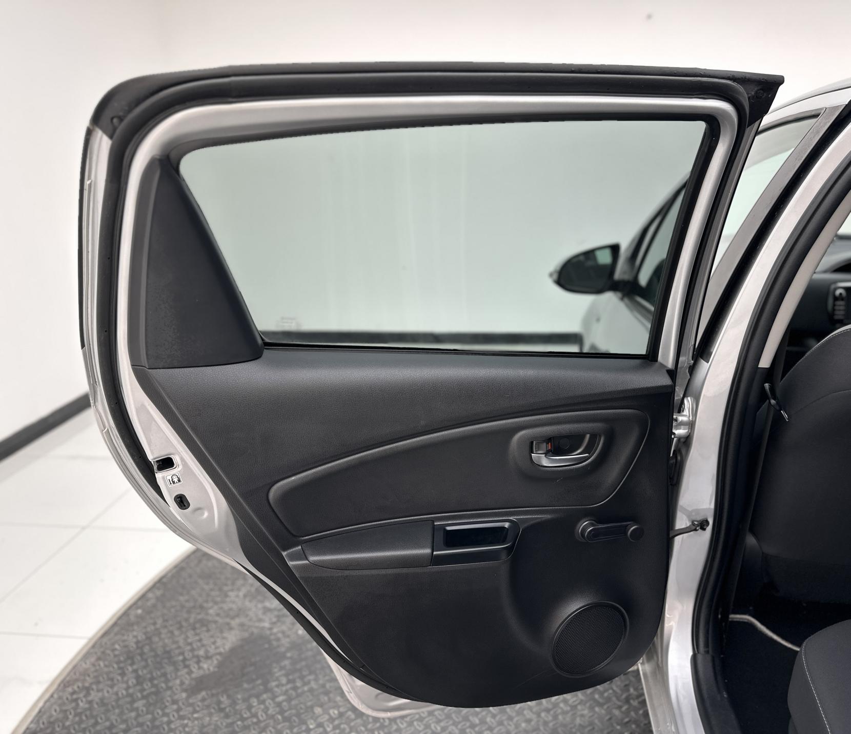 Toyota Yaris 1.5 VVT-h Y20 Bi-tone Hatchback 5dr Petrol Hybrid E-CVT Euro 6 (s/s) (100 ps)