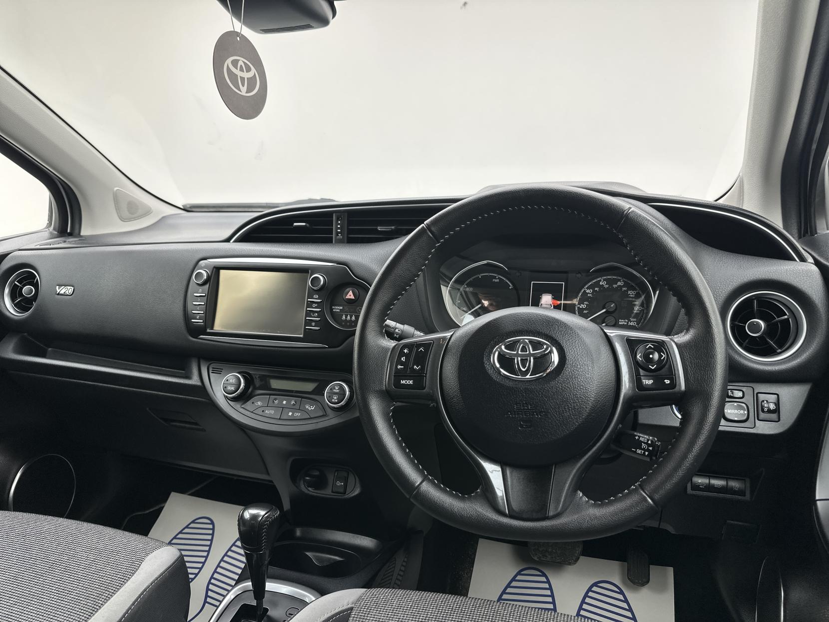 Toyota Yaris 1.5 VVT-h Y20 Bi-tone Hatchback 5dr Petrol Hybrid E-CVT Euro 6 (s/s) (100 ps)
