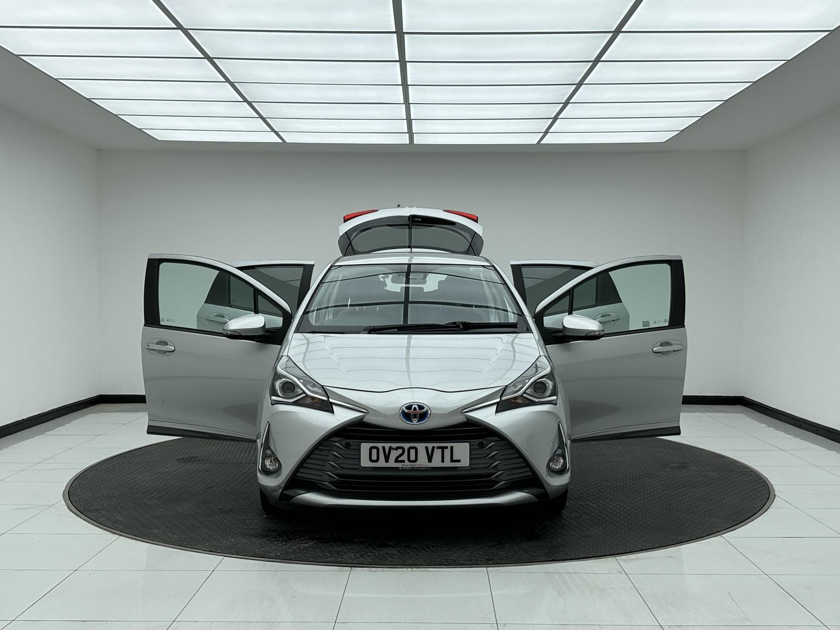 Toyota Yaris 1.5 VVT-h Y20 Bi-tone Hatchback 5dr Petrol Hybrid E-CVT Euro 6 (s/s) (100 ps)